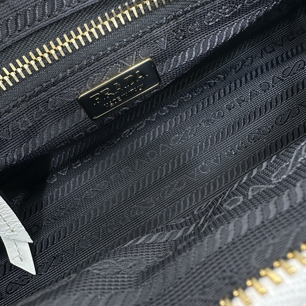 p710。[玫瑰]PRADA 新款专柜品质，顶级原单货/原厂皮，原厂五金、实物实拍，款号：1BA486迷你白色、进口油腊皮/尺寸：W23.5xH12xD9cm，[胜利][胜利][胜利]🎉🎉🎉