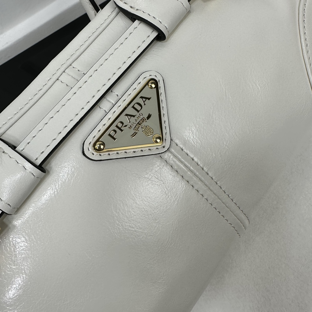 p710。[玫瑰]PRADA 新款专柜品质，顶级原单货/原厂皮，原厂五金、实物实拍，款号：1BA486迷你白色、进口油腊皮/尺寸：W23.5xH12xD9cm，[胜利][胜利][胜利]🎉🎉🎉