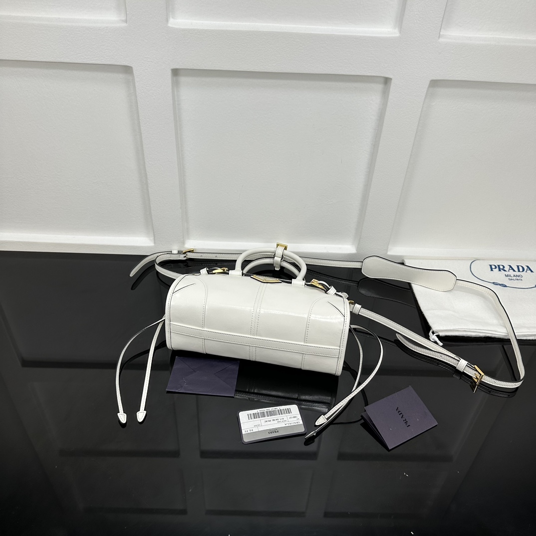 p710。[玫瑰]PRADA 新款专柜品质，顶级原单货/原厂皮，原厂五金、实物实拍，款号：1BA486迷你白色、进口油腊皮/尺寸：W23.5xH12xD9cm，[胜利][胜利][胜利]🎉🎉🎉