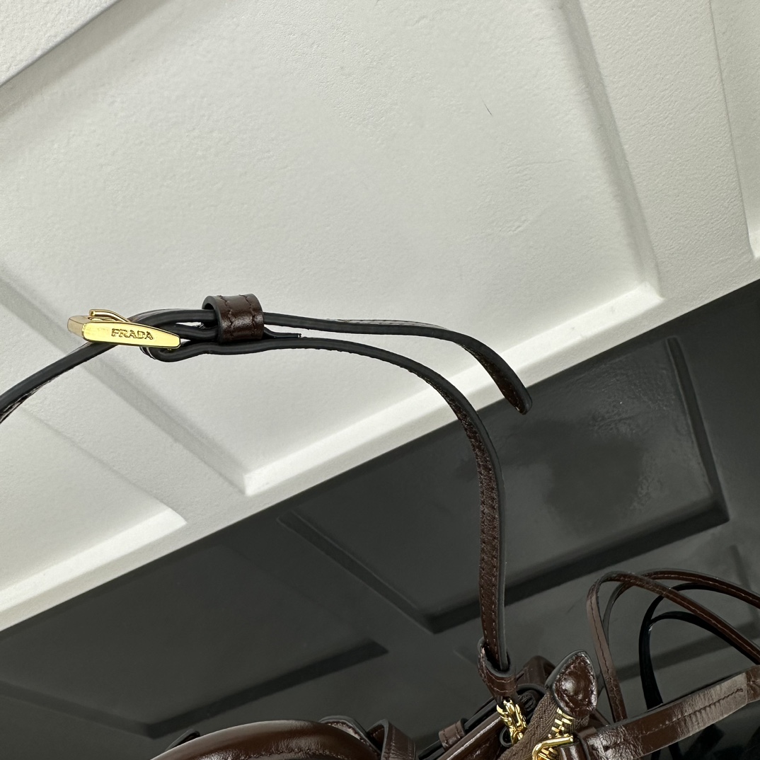 p710。[玫瑰]PRADA 新款专柜品质，顶级原单货/原厂皮，原厂五金、实物实拍，款号：1BA486迷你咖棕色、进口油腊皮/尺寸：W23.5xH12xD9cm，[胜利][胜利][胜利]🎉🎉🎉