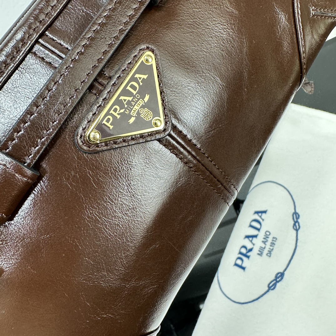 p710。[玫瑰]PRADA 新款专柜品质，顶级原单货/原厂皮，原厂五金、实物实拍，款号：1BA486迷你咖棕色、进口油腊皮/尺寸：W23.5xH12xD9cm，[胜利][胜利][胜利]🎉🎉🎉