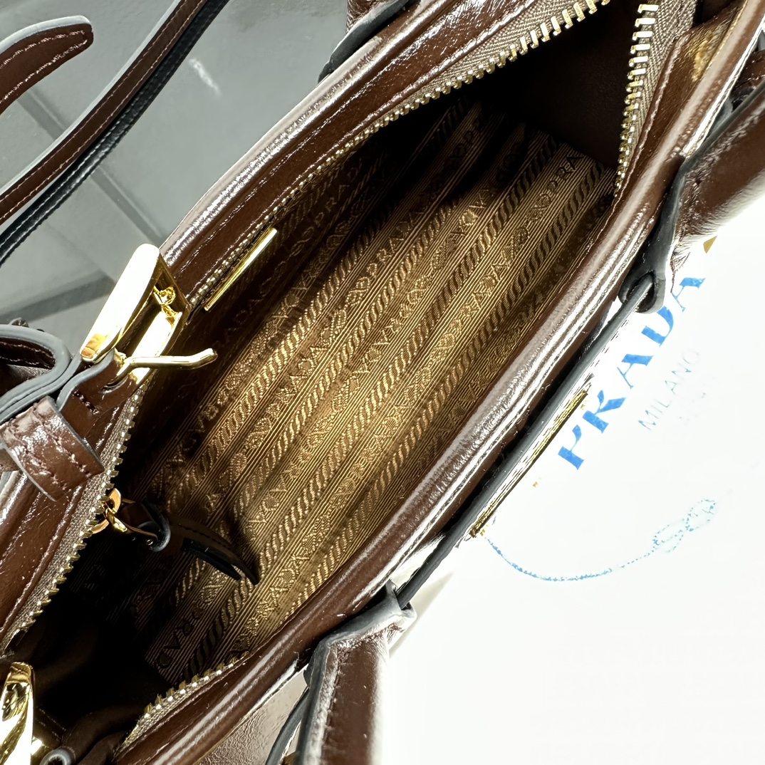 p710。[玫瑰]PRADA 新款专柜品质，顶级原单货/原厂皮，原厂五金、实物实拍，款号：1BA486迷你咖棕色、进口油腊皮/尺寸：W23.5xH12xD9cm，[胜利][胜利][胜利]🎉🎉🎉