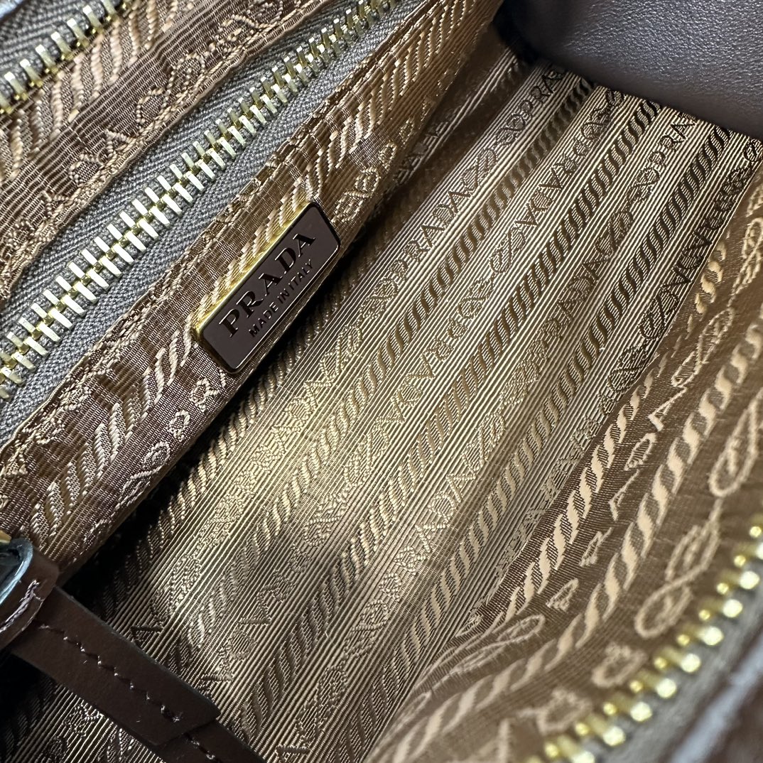 p710。[玫瑰]PRADA 新款专柜品质，顶级原单货/原厂皮，原厂五金、实物实拍，款号：1BA486迷你咖棕色、进口油腊皮/尺寸：W23.5xH12xD9cm，[胜利][胜利][胜利]🎉🎉🎉