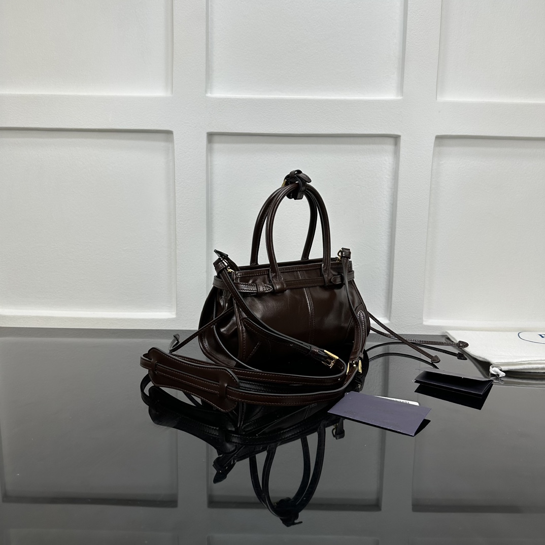 p710。[玫瑰]PRADA 新款专柜品质，顶级原单货/原厂皮，原厂五金、实物实拍，款号：1BA486迷你咖棕色、进口油腊皮/尺寸：W23.5xH12xD9cm，[胜利][胜利][胜利]🎉🎉🎉