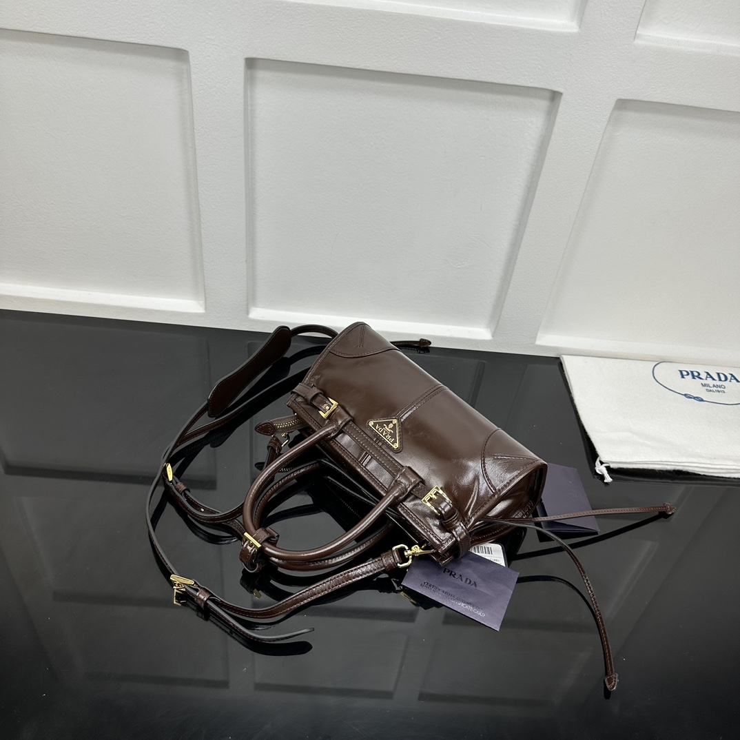 p710。[玫瑰]PRADA 新款专柜品质，顶级原单货/原厂皮，原厂五金、实物实拍，款号：1BA486迷你咖棕色、进口油腊皮/尺寸：W23.5xH12xD9cm，[胜利][胜利][胜利]🎉🎉🎉