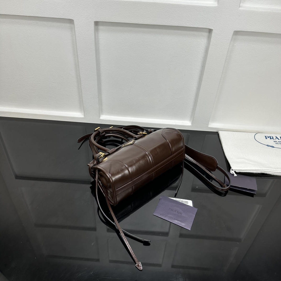 p710。[玫瑰]PRADA 新款专柜品质，顶级原单货/原厂皮，原厂五金、实物实拍，款号：1BA486迷你咖棕色、进口油腊皮/尺寸：W23.5xH12xD9cm，[胜利][胜利][胜利]🎉🎉🎉