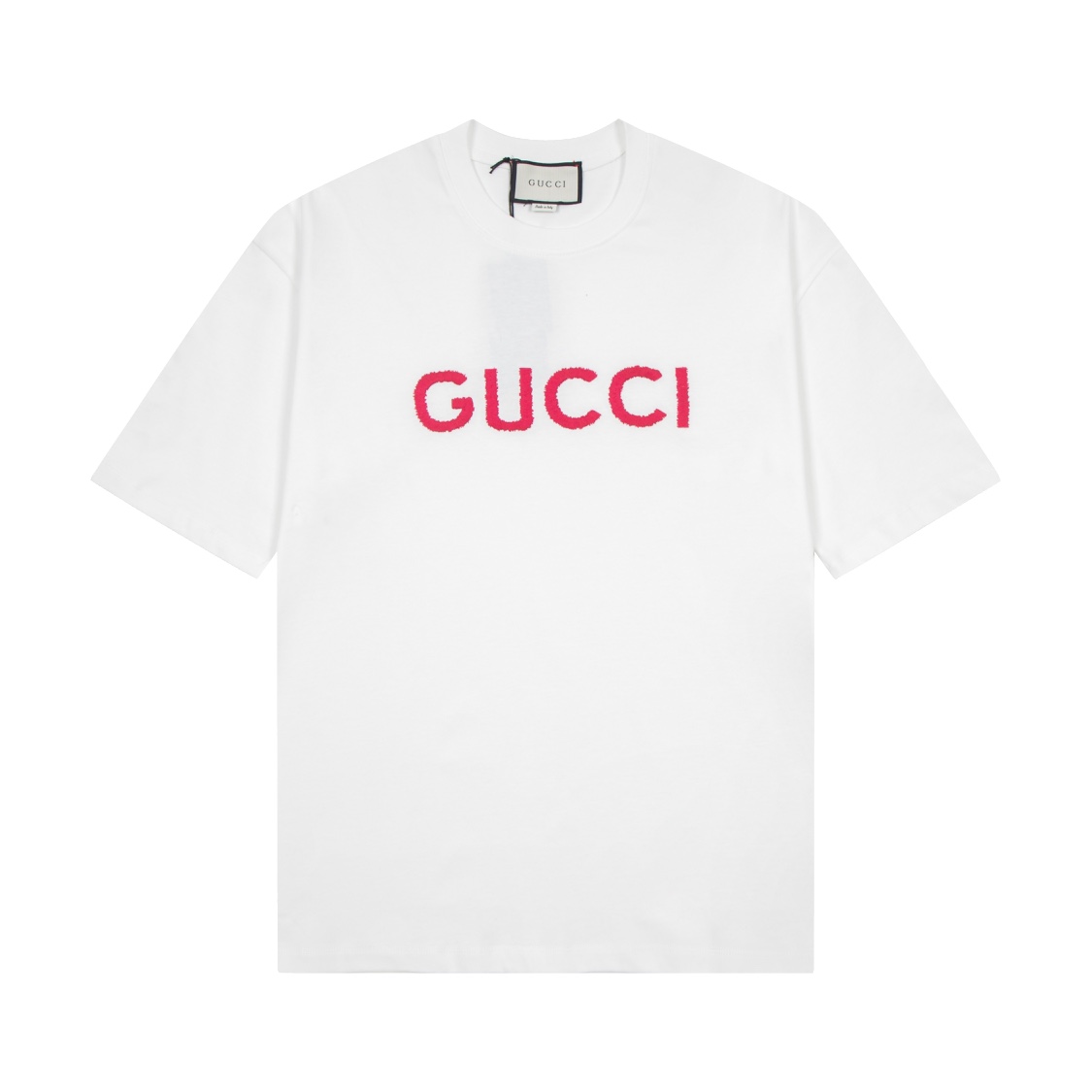 【顶级版本 官网品质】 -Gucci·古驰 𝟮𝟰𝘀𝘀 粉色Logo刺绣圆领短袖T恤 -购入原版开模打造，细节决定成败 -采用280g重磅100%纯棉 螺纹同缸定织定染零色差独家品质区别通货 欢迎对比 -辅料：三标齐全 OS落肩修身…