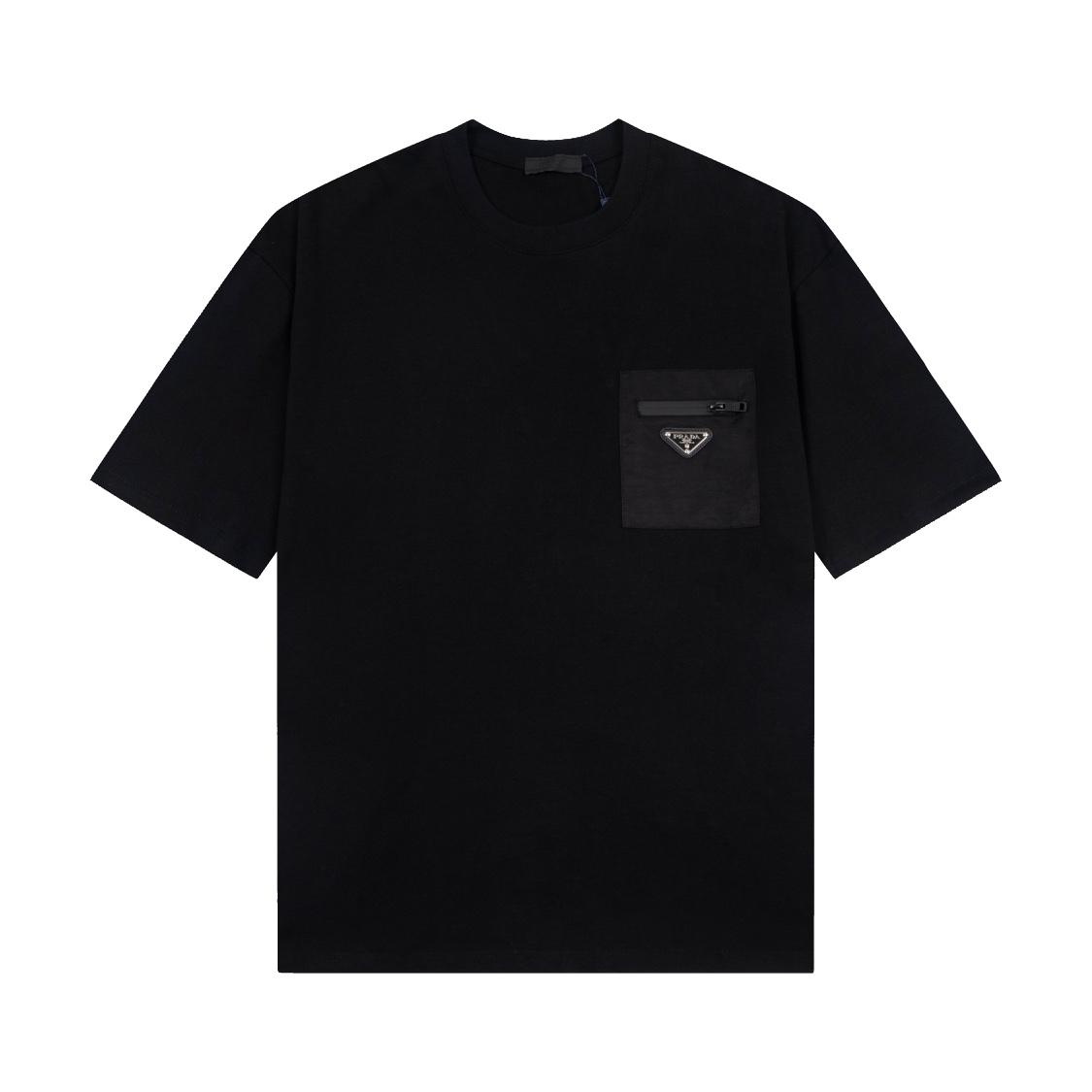 【顶级版本 官网品质】 -Prada·普拉达𝟮𝟰𝘀𝘀 口袋拉链三角标圆领短袖T恤 -购入原版开模打造，细节决定成败 OS落肩版型 无性别区分 -采用280g重磅100%纯棉 面料手感丝滑柔软亲肤 螺纹同缸定织定染零色差独家品质区别…