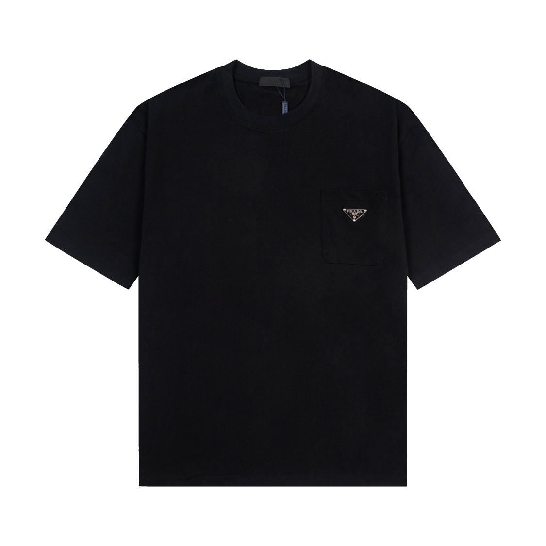 【顶级版本 官网品质】 -Prada·普拉达𝟮𝟰𝘀𝘀 口袋三角定制五金标圆领短袖T恤 -购入原版开模打造，细节决定成败 OS落肩版型 无性别区分 -采用280g重磅100%纯棉 面料手感丝滑柔软亲肤 螺纹同缸定织定染零色差独家品质…