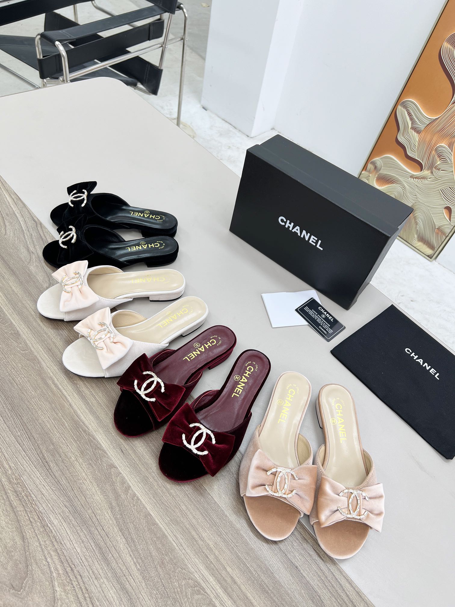 NO:235141,Chanel 2025A early spring catwalk style, bow velvet 35-43. Rubber sole, leather sole, slippers, chanel, slippers, real silk19860909香奈儿2025A早春走秀款,蝴蝶结真丝绒35-43.橡胶底,皮底,拖鞋,chanel,slippers,real silk,Women's Shoes