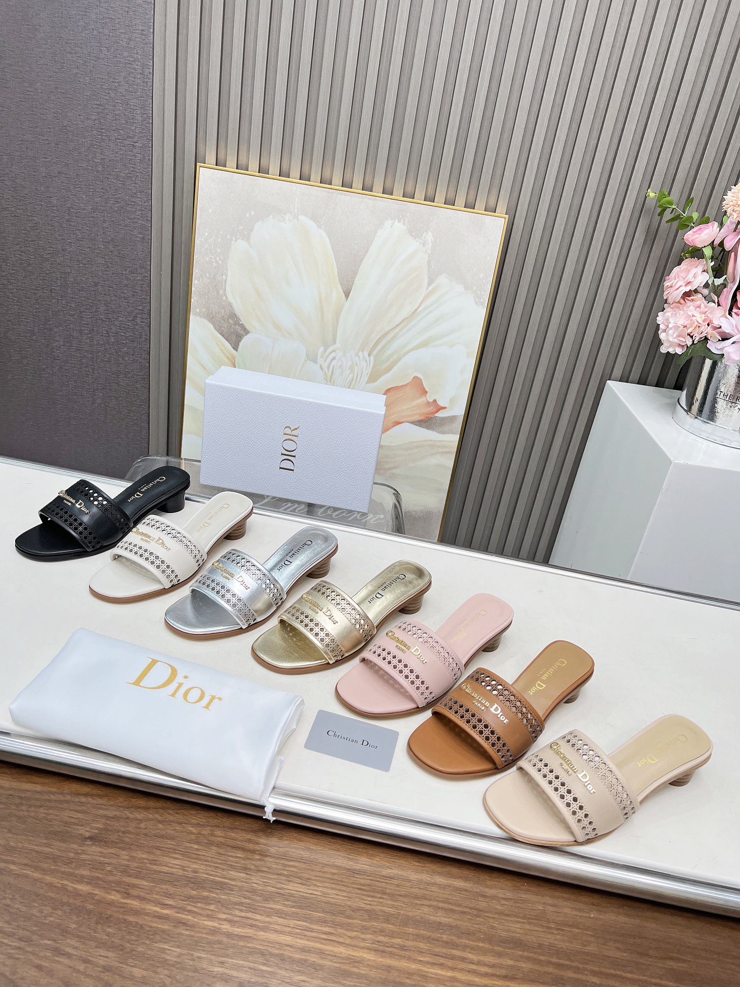 NO:225585,Dior's new hollow mid-heel slippers in the early spring. 35-43. Like rubber sole, genuine leather sole, slippers, dior, slippers19860909迪奥早春新款镂空中跟拖鞋.35-43.像胶底.真皮底,拖鞋,dior,slippers,Women's Shoes