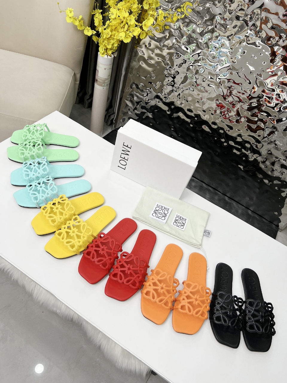 NO:650092,Loewe LOEWE2025SS summer limited-edition hollow slippers are really easy to wear!  !  !  Really highly recommended to all little fairies. Rubber sole. Genuine leather sole. 35-43, slippers, loewe, loewe, slippers19860909罗意威LOEWE2025SS夏季限定镂空拖鞋,真的太好穿了！！！真的强烈推荐给各小仙女. 橡胶底.真真皮底.35-43,拖鞋,loewe,loewe,slippers,Women's Shoes