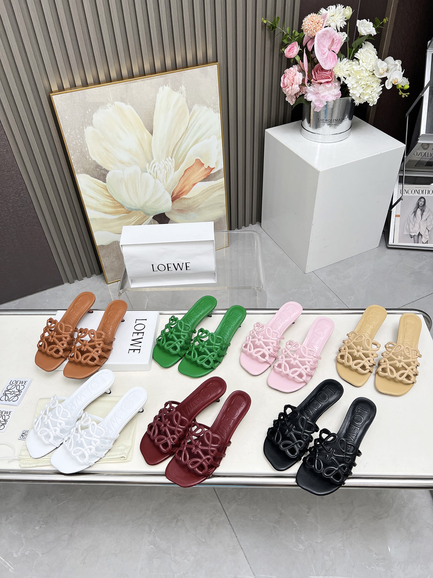 NO:386217,LOEWE | Luo Yiwei Summer Holiday Series is constantly being warmed up. Kitten heels are specially launched, and a dress is too fairy to go on vacation. Cowhide fabric. Heel height is 4.5 cm. 7 colors are selling well. 35-43. Like rubber soles, leather soles, slippers, loewe, loewe, slippers, skirts, cowhide19860909LOEWE |罗意威夏日度假系列持续预热中.特推出小猫跟,配上连衣裙去度假太仙了.牛皮面料.跟高4.5厘米.7色热卖中.35-43. 像胶底,皮底,拖鞋,loewe,loewe,slippers,skirts,cowhide,Women's Shoes