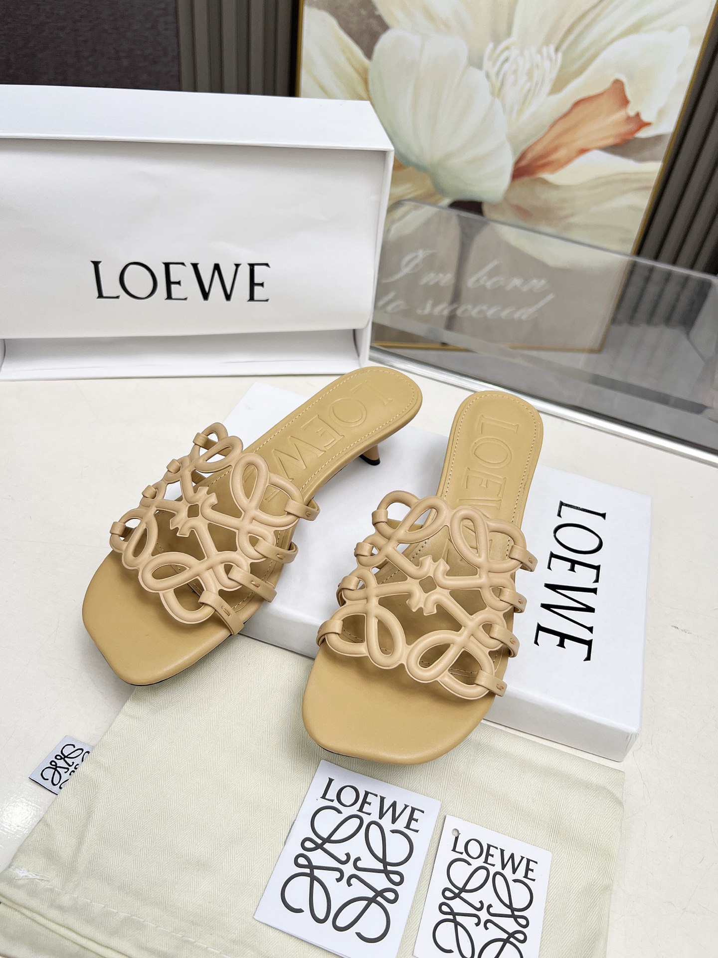 NO:386238,LOEWE | Luo Yiwei Summer Holiday Series is being heated up continuously. Kitten heels are specially launched, and a dress is very fairy when going on vacation. The fabric is top layer of cowhide. The heel height is 4.5 cm. Injection molded outsole. 7 colors are being sold. 35-43. Such as rubber sole, leather sole, slippers, loewe, loewe, slippers, skirts, cowhide19860909LOEWE |罗意威夏日度假系列持续预热中.特推出小猫跟,配上连衣裙去度假太仙了.面料头层牛皮.跟高4.5厘米.注塑大底.7色热卖中.35-43 像胶底,皮底,拖鞋,loewe,loewe,slippers,skirts,cowhide,Women's Shoes