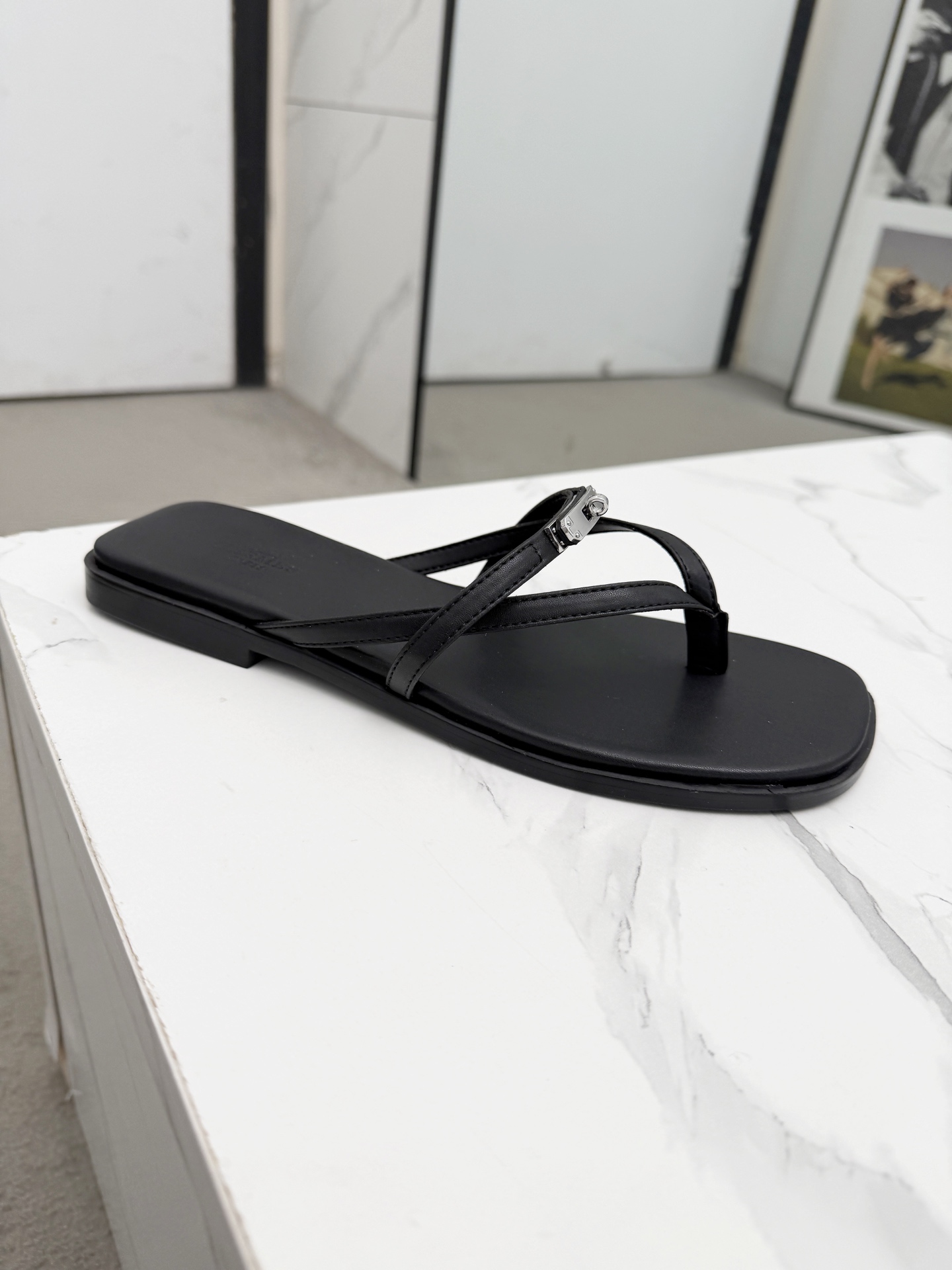NO:890907,Hermes Hermes 2026 early spring new Kelly buckle flip-flops 35-43. Rubber sole. Genuine leather sole, slippers, hermes, hermes, slippers19860909Hermes爱马仕2026早春新款Kelly扣人字拖35-43.橡胶底底.真皮底,拖鞋,hermes,hermes,slippers,Women's Shoes