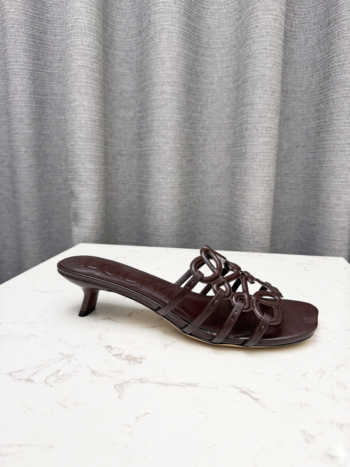 NO:819786,LOEWE | Loewe's 2026 summer vacation series features a new color kitten heel, which looks great when paired with a dress. The fabric is first-layer cowhide. Heel height 4.5 cm, size 35-43, rubber sole 190, genuine leather, high heels and slippers, loewe, loewe, high heels, slippers, skirts, cowhide19860909LOEWE |罗意威2026夏日度假系列新色特推出小猫跟,配上连衣裙去度假太仙了. 面料头层牛皮. 跟高4.5厘米 尺码35-43 橡胶底190 真皮的,高跟鞋拖鞋,loewe,loewe,high heels,slippers,skirts,cowhide,Women's Shoes