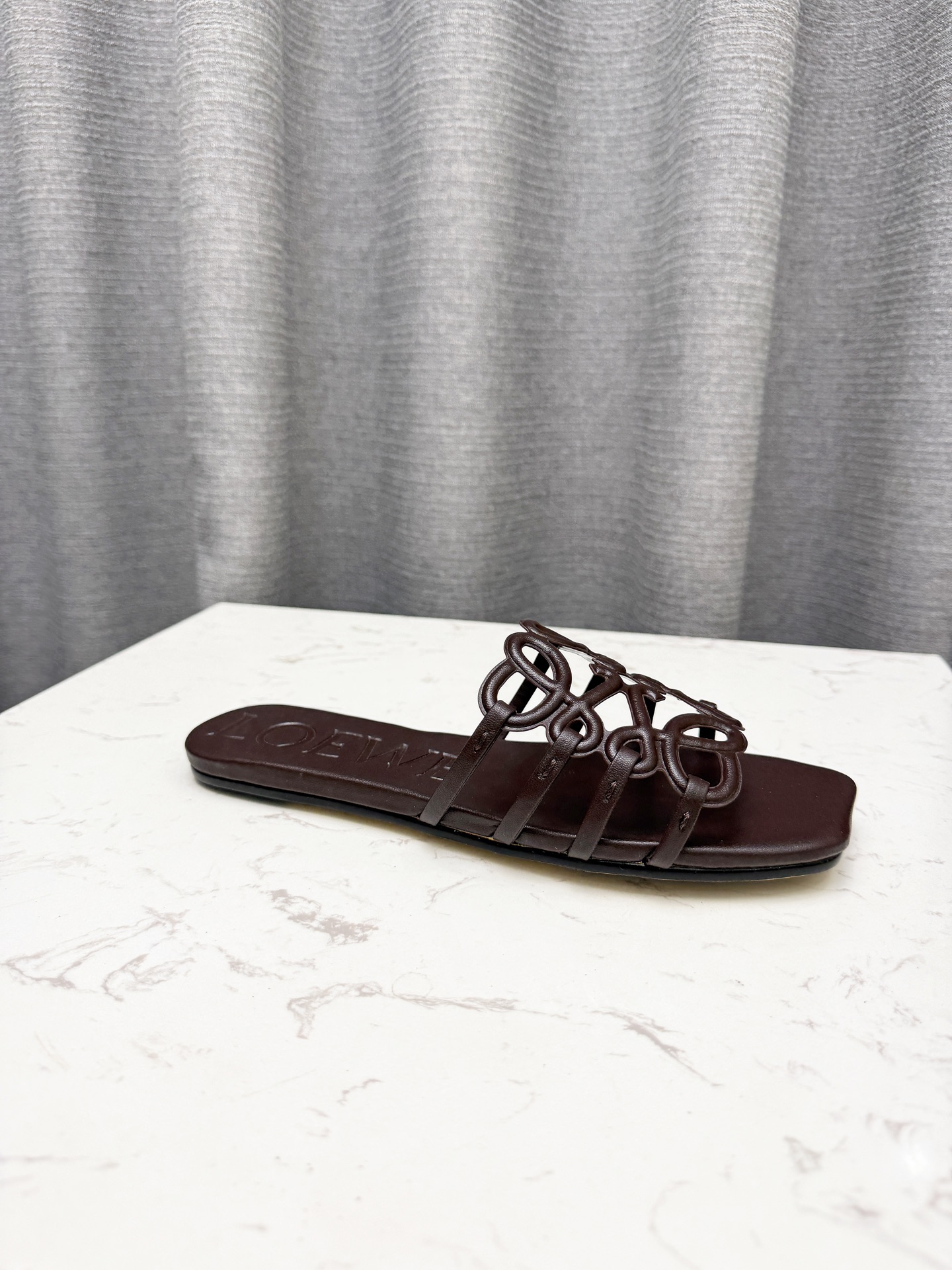 NO:819793,LOEWE | Loewe's 2026 summer vacation series new colors go with a dress to go on vacation. The fabric is first-layer cowhide. Heel height 4.5 cm, size 35-43, rubber sole, genuine leather, high heels and slippers, loewe, loewe, high heels, slippers, skirts, cowhide19860909LOEWE |罗意威2026夏日度假系列新色配上连衣裙去度假太仙了. 面料头层牛皮. 跟高4.5厘米 尺码35-43 橡胶底 真皮的,高跟鞋拖鞋,loewe,loewe,high heels,slippers,skirts,cowhide,Women's Shoes