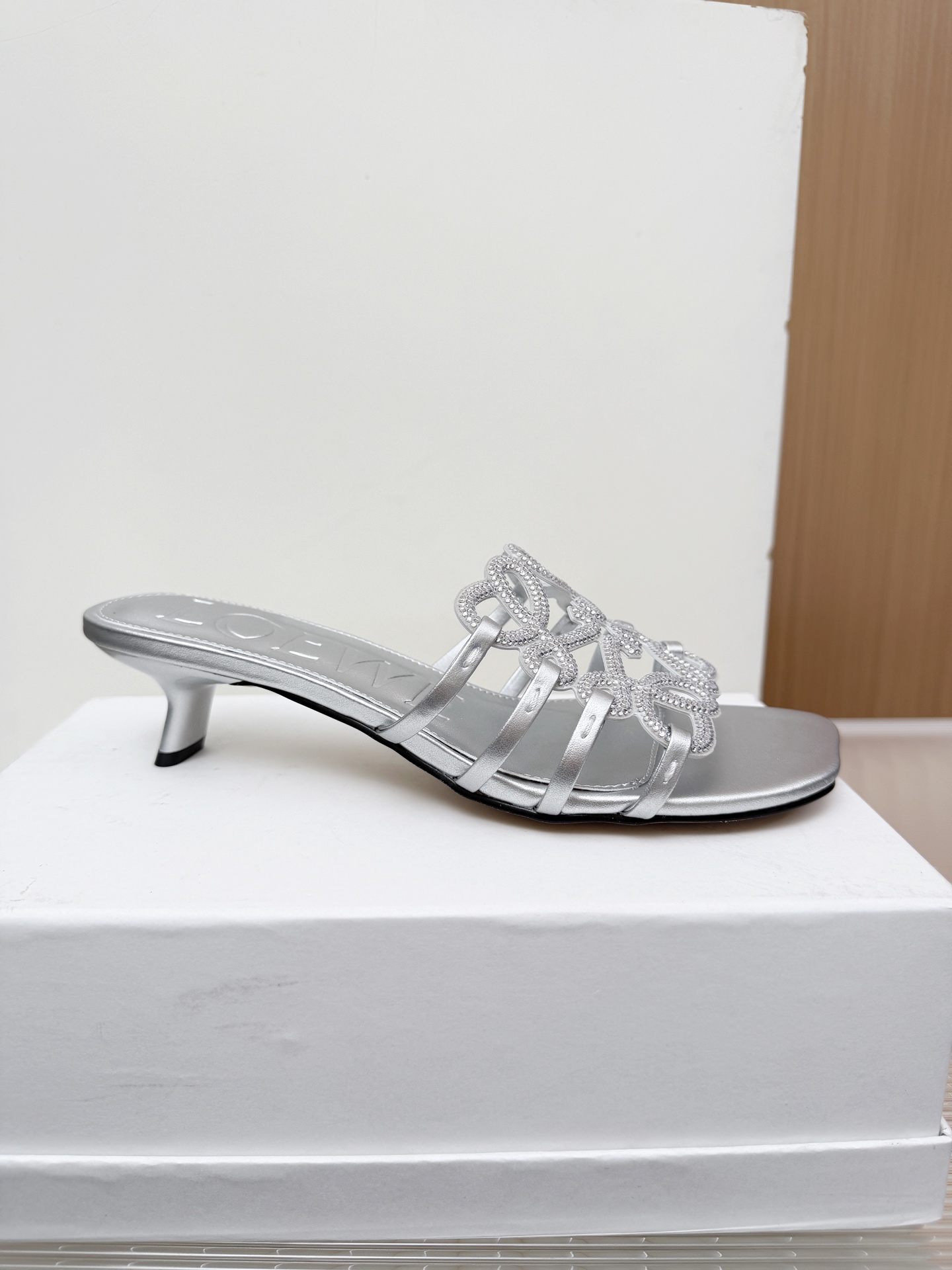 NO:890889,LOEWE | Loewe's 2026 summer vacation series. The diamond series specializes in kitten heels, which are so cute when paired with a dress for vacation. Heel height 4.5 cm. Injection outsole. Colors are on sale. 35-43. Rubber sole, genuine leather sole, slippers, loewe, loewe, slippers, skirts19860909LOEWE |罗意威2026夏日度假系列.钻石系列特推出小猫跟,配上连衣裙去度假太仙了.跟高4.5厘米.注塑大底.色热卖中.35-43.橡胶底底真皮底,拖鞋,loewe,loewe,slippers,skirts,Women's Shoes