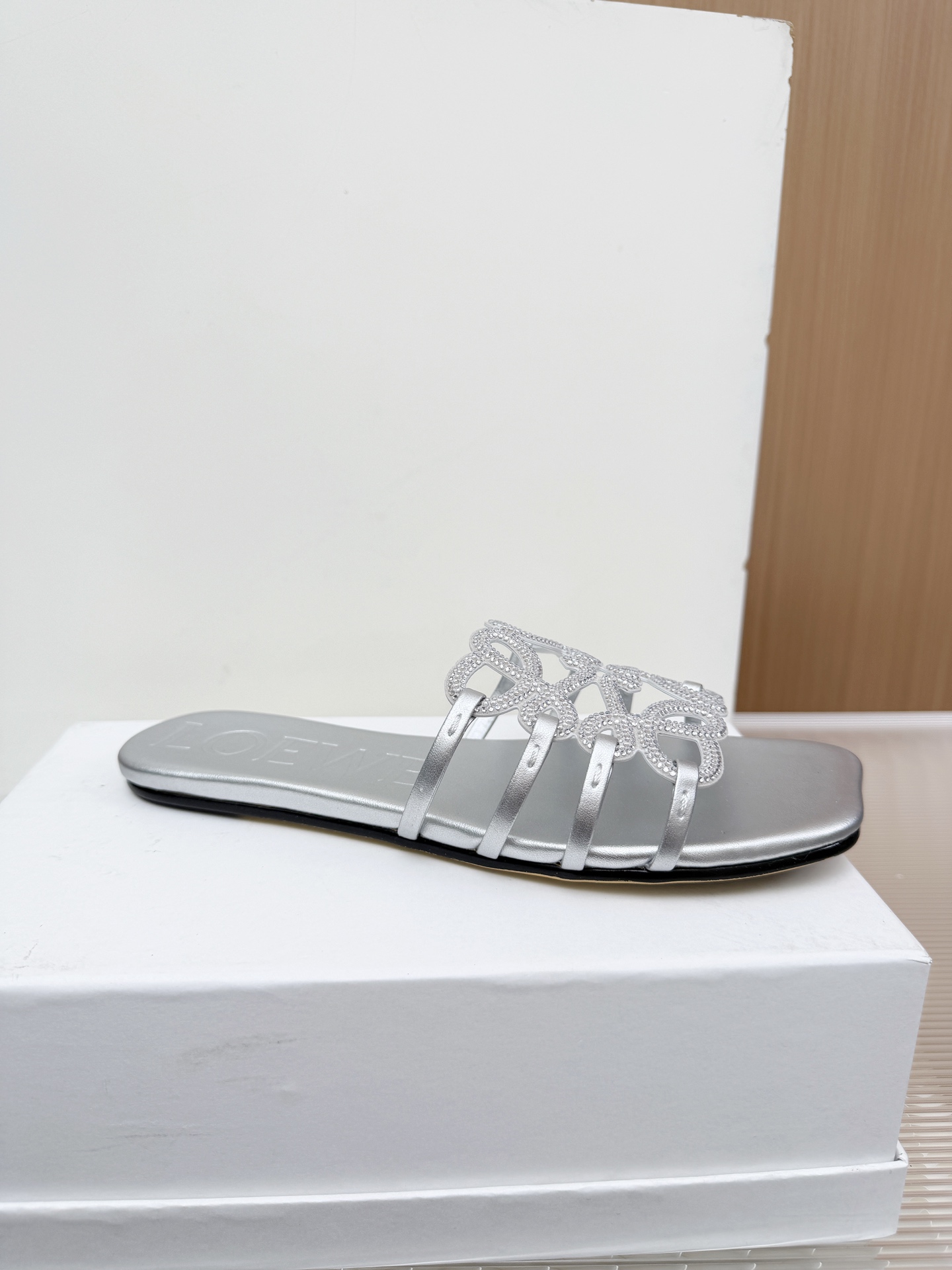 NO:890900,Loewe LOEWE2026SS summer limited edition. Diamond hollow slippers, really easy to wear!  !  !  Really highly recommended to all little fairies. Rubber sole and genuine leather sole. 35-43, slippers, loewe, loewe, slippers19860909罗意威LOEWE2026SS夏季限定.钻石镂空拖鞋,真的太好穿了！！！真的强烈推荐给各小仙女.橡胶底底真皮底.35-43,拖鞋,loewe,loewe,slippers,Women's Shoes