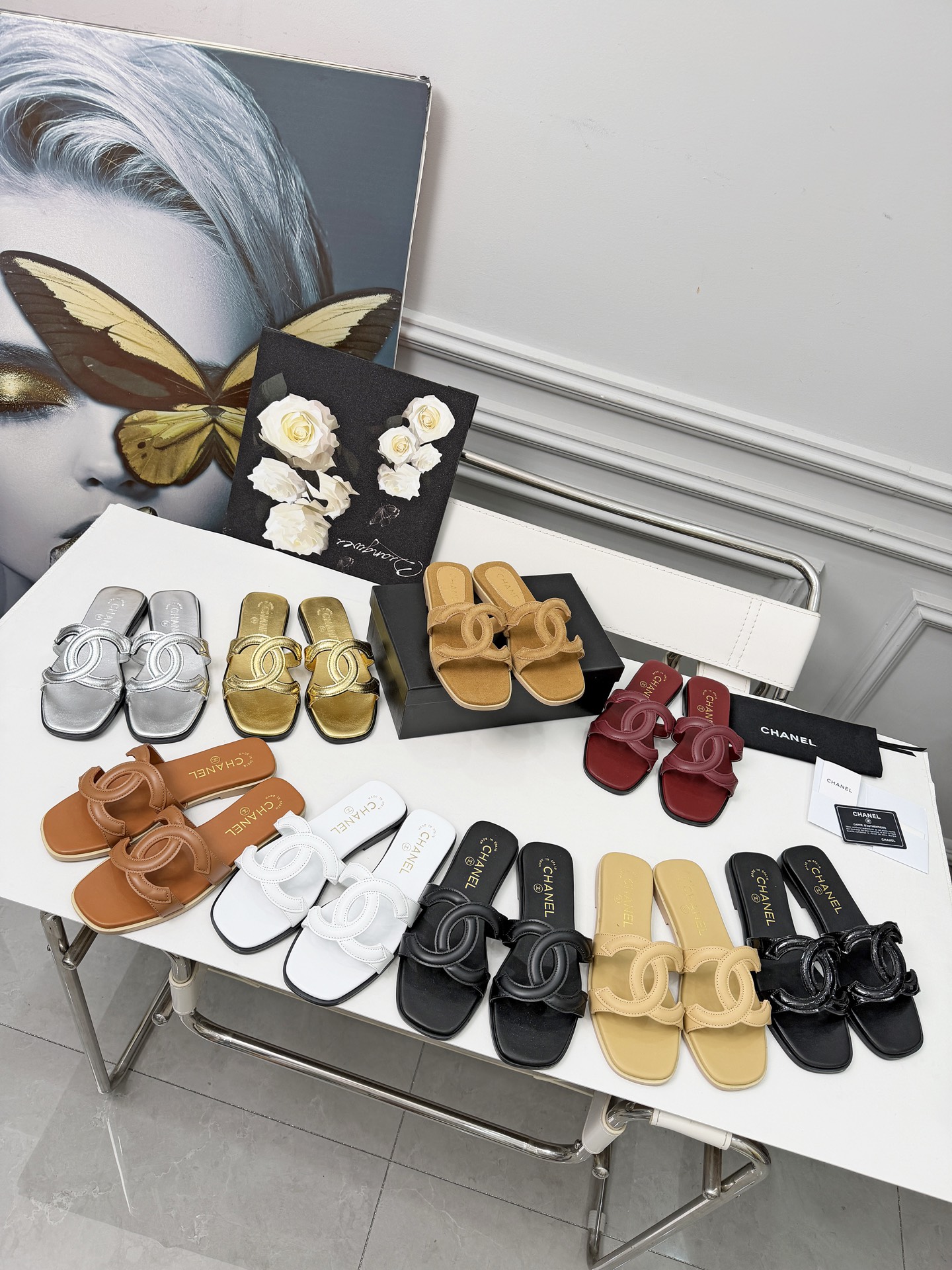 NO:890883,Chanel 26s launches new CHANEL sandals that make your feet look whiter!  The texture is high-end and delicate, the double-C stitching is exquisite down to the smallest detail, the square toe flatters the foot shape, and the flat and soft sole makes it easy to walk around for a day without getting tired. It goes great with a small skirt!  35-43 rubber soles. Genuine leather soles, slippers, chanel, slippers, skirts19860909chanel 26s上新CHANEL 凉拖上脚巨显白！质感高级又细腻,双C缝线精致到细节,方头修饰脚型,平底软底,逛一天街都不累,配小裙子绝了！ 懒人时髦精必备,出门秒变精致35-43橡胶底底.真皮底,拖鞋,chanel,slippers,skirts,Women's Shoes