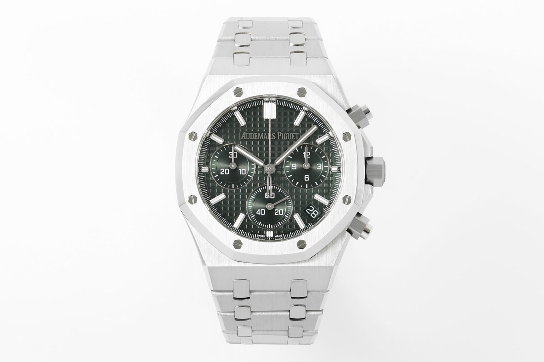 NO:158698,APS new Audemars Piguet Royal Oak Series 26240 series is a 41mm stainless steel automatic chronograph equipped with APS developed Calibre 4401 integrated movement, featuring flyback chronograph, hour/minute/small second display and date functions. Its iconic octagonal bezel is equipped with eight hexagonal screws, paired with 