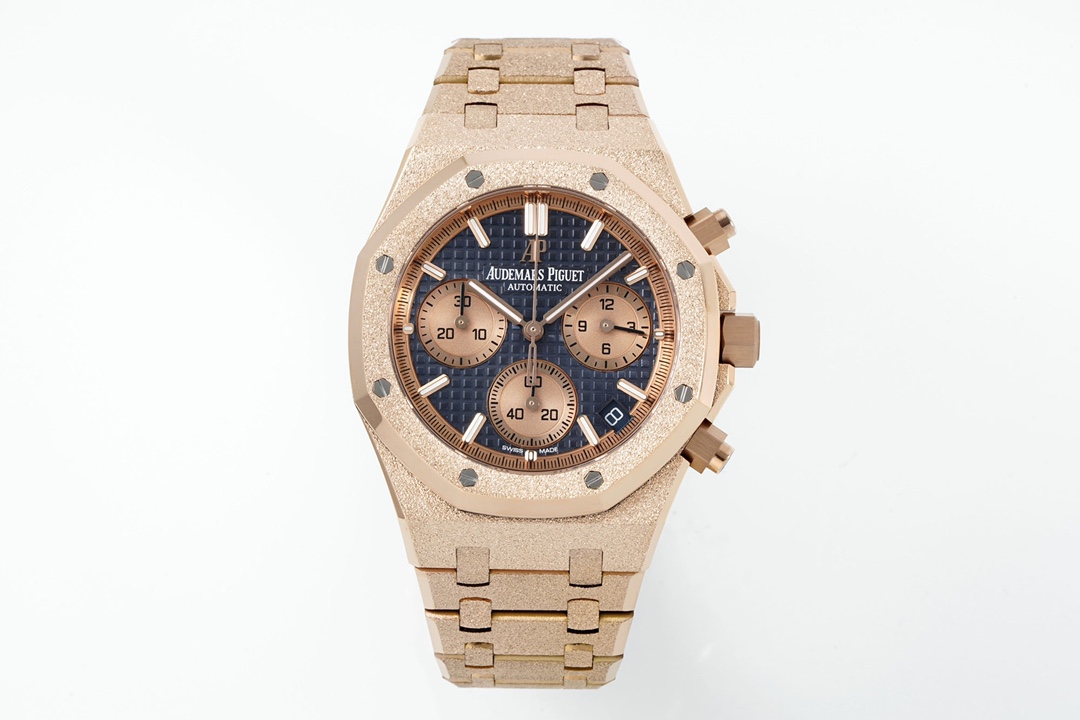 NO:394601,APS new Audemars Piguet Royal Oak Series 26240 series is a 41mm stainless steel automatic chronograph equipped with APS developed Calibre 4401 integrated movement, featuring flyback chronograph, hour/minute/small second display and date functions. Its iconic octagonal bezel is equipped with eight hexagonal screws, paired with 'Grande'  Tapisserie' large plaid dial with distinct sense of layering. The integrated steel bracelet continues the classic design of the first Royal Oak in 1972, with both sporty and elegance. The newly developed integrated movement adopts column wheels and vertical clutch structure, with a vibration frequency of 28 times/hour, which is exactly the same as the original, with a power reserve of about 70 hours and a waterproof depth of 50 meters. AP combines high-end watchmaking technology and avant-garde aesthetics, and is a model work of luxurious sports watches. APS has been perfectly replicated after many comparison and testing, infinitely close to the original APS, produced only for fine products!  ,,audemars19860909APS新品爱彼皇家橡树系列26240系列,是一款41毫米精钢自动上链计时码表,搭载APS开发自研Calibre 4401一体机芯,具备飞返计时、小时/分钟/小秒显示及日期功能.其标志性八角形表圈配以八颗六角螺丝,搭配“Grande Tapisserie”大型格纹表盘,层次感鲜明.一体式精钢表链延续了1972年首款皇家橡树的经典设计,兼具运动与优雅.全新开发一体机芯采用导柱轮与垂直离合结构,振频28,次/小时,与原版完全一致,动力储存约70小时,防水深度50米.AP融合高级制表工艺与前卫美学,是奢华运动腕表的典范之作.APS经过多次对比测试后已完美复刻,无限接近原版 APS出品 ,只为精品！,,audemars,Watch