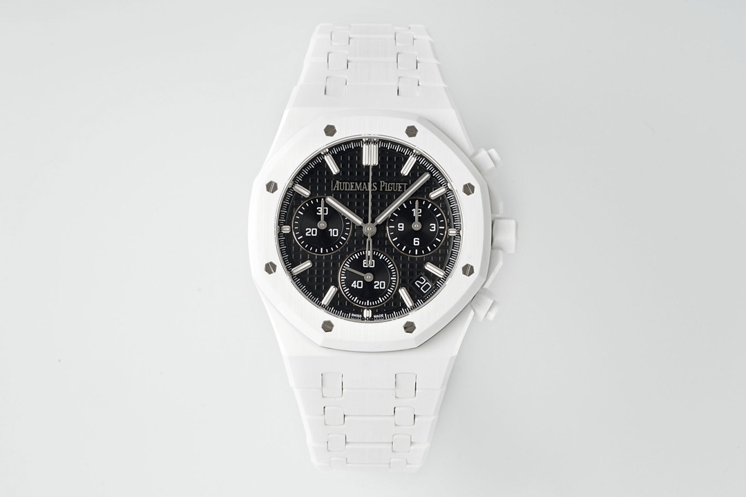 NO:586533,APS's new Audemars Piguet Royal Oak series 26240 series is a 41mm stainless steel self-winding chronograph, equipped with the self-developed Caliber 4401 integrated movement developed by APS, with flyback chronograph, hour/minute/small second display and date functions. Its iconic octagonal bezel is equipped with eight hexagonal screws, with 'Grande  Tapisserie' large plaid dial with a distinct sense of hierarchy. The integrated fine steel bracelet continues the classic design of the first Royal Oak in 1972, which is both sporty and elegant. The newly developed integrated movement adopts a column wheel and vertical clutch structure, with a vibration frequency of 28  , times/hour, exactly the same as the original version, with a power reserve of about 70 hours and a waterproof depth of 50 meters. AP combines advanced watchmaking technology and avant-garde aesthetics, and is a model of luxury sports watches. After many comparison tests, APS has been perfectly reproduced and is infinitely close to the original version.  Produced by APS, only high-quality products!  ,,audemars19860909APS新品爱彼皇家橡树系列26240系列,是一款41毫米精钢自动上链计时码表,搭载APS开发自研Calibre 4401一体机芯,具备飞返计时、小时/分钟/小秒显示及日期功能.其标志性八角形表圈配以八颗六角螺丝,搭配“Grande Tapisserie”大型格纹表盘,层次感鲜明.一体式精钢表链延续了1972年首款皇家橡树的经典设计,兼具运动与优雅.全新开发一体机芯采用导柱轮与垂直离合结构,振频28,次/小时,与原版完全一致,动力储存约70小时,防水深度50米.AP融合高级制表工艺与前卫美学,是奢华运动腕表的典范之作.APS经过多次对比测试后已完美复刻,无限接近原版 APS出品 ,只为精品！,,audemars,Watch