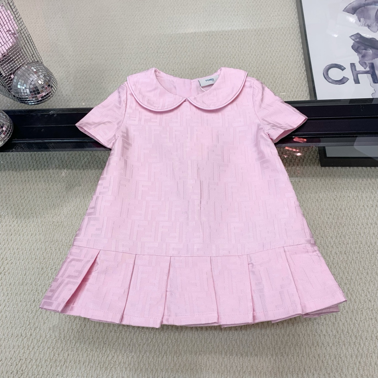 NO:850184,New Fendi 2026 spring and summer new products, size 90----130-140-150cm, new lapel dress, the feel and workmanship are perfect pure cotton fabric, breathable and comfortable, slightly elastic, crisp shape, the lapel design meets the needs of simple style, while being practical and practical, simple and not simple!  The wiring is exquisite, not much to say, it is recommended to buy clothes, fendi, skirts,19860909上新 Fendi2026春夏新品 尺码90----130-140-150cm 新款翻领连衣裙,手感和做工堪称完美纯棉面料 透气舒适微弹 版型挺括 翻领的设计在满足简约的风格上的需求同时,实穿性强,简约不简单！走线精致,话不多说,推荐入手,衣服,fendi,skirts,,Children's