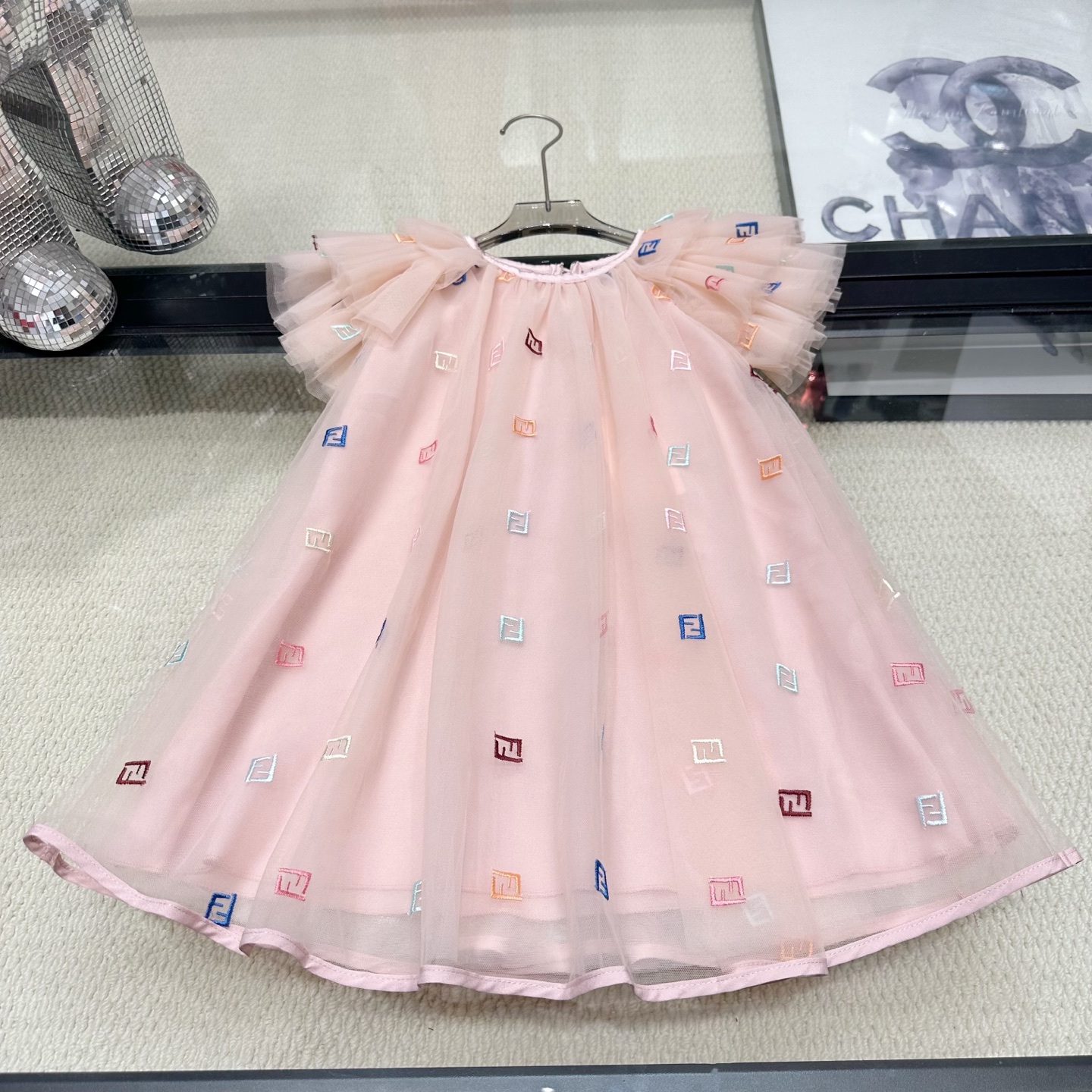 Nuevo 💗 Talla: 90-160 cm @288 sin descuento. En stock, vestido de gasa FD con mangas volantes y bordado pesado. Es tan…