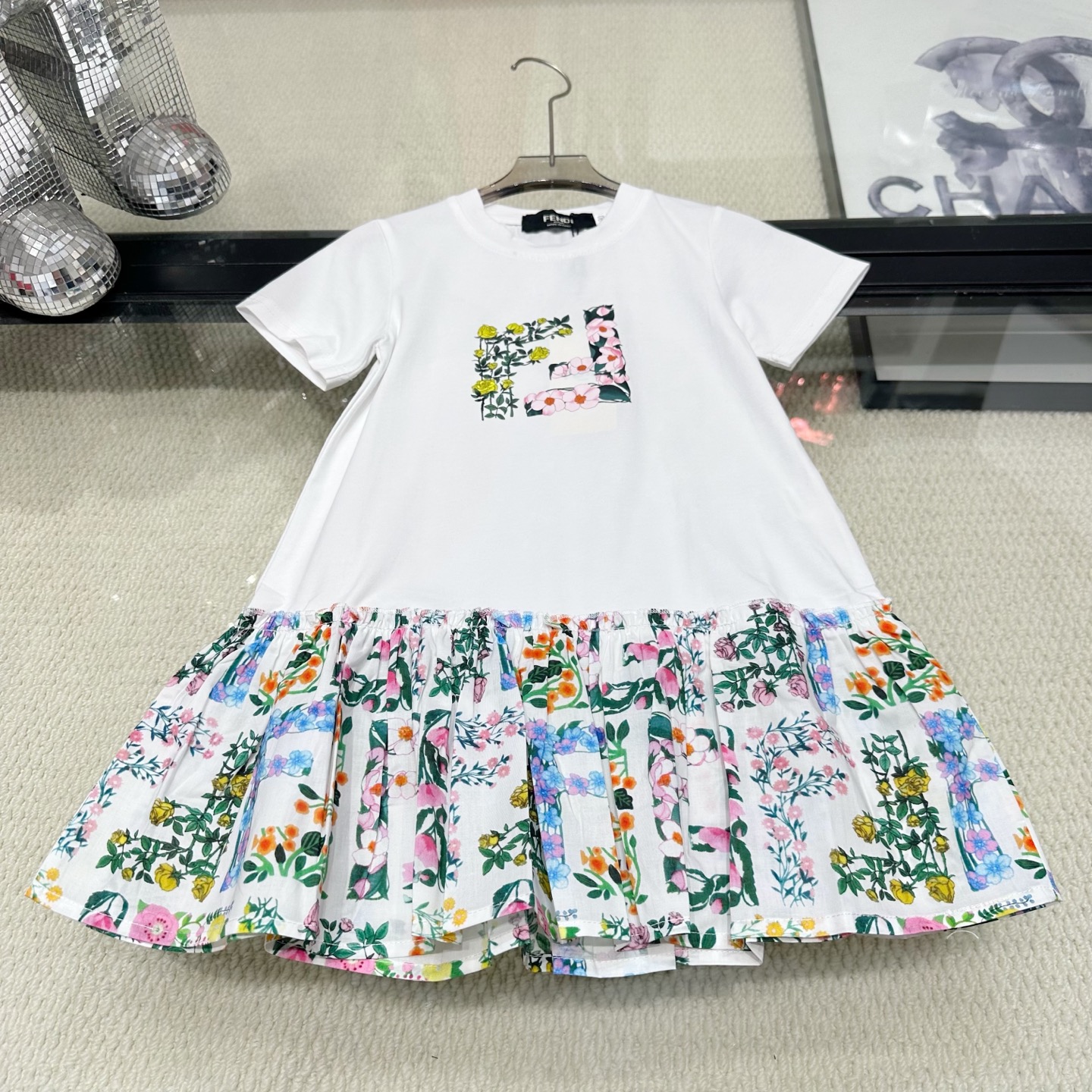Nuevo 💗 Tallas: 90-150 cm @ 128 yuanes sin descuento. Nuevo vestido de niña FD con diseño de flores, clásico, casi tod…