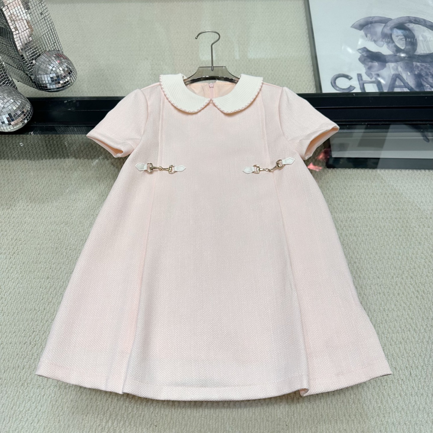 Nuevo 💗 Tallas: 100-150cm @138 yuanes sin descuento. El vestido de la marca G se ve elegante y con estilo, el diseño e…