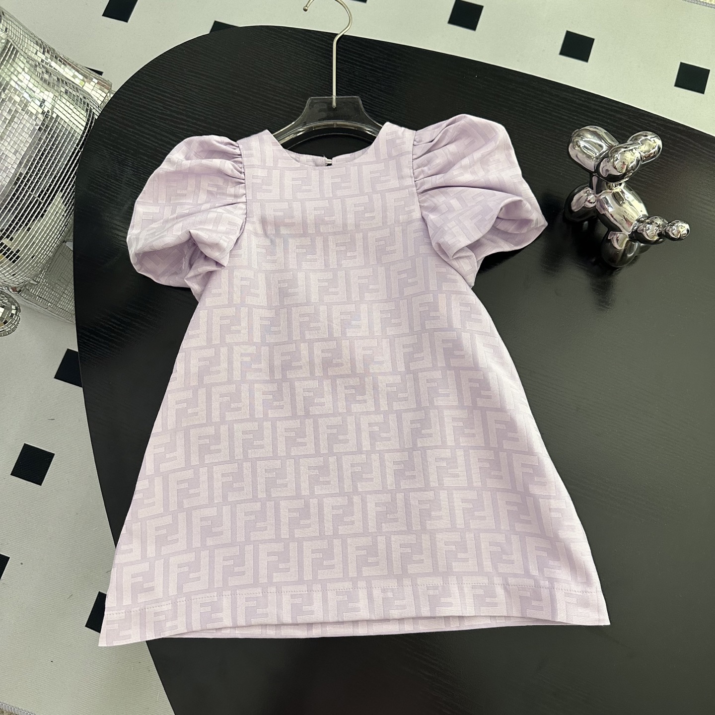 NO:769933,New in stock. Sizes 90-150cm. The high version letters are printed all over in a super white tone. It is a handsome and fashionable item! The vest is a short style that fits well. It has room for the upper body. It is slim but not too tight. It has a good proportion no matter how you match it!  Comes in one set, bright, lively and a little playful!  ,clothing,19860909上新现货 尺码90-150cm 高版本字母满印超级显白的色调,帅气又时髦单品! 背心是合身的短款,上身有余量,很显瘦又不会太紧绷怎么搭配都是好比例！ 一套入,明亮活泼又有点小俏皮！,衣服,,Children's