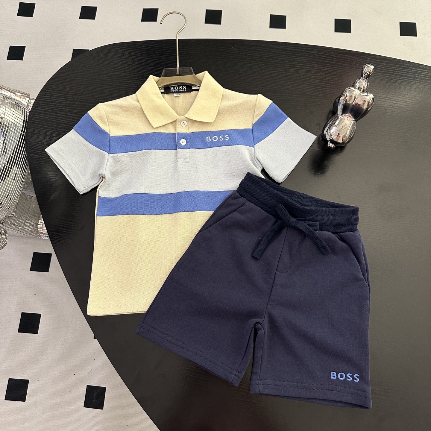 NO:769881,The new flagship model. Sizes 90-150cm. One set. Boss’s new short-sleeved lapel polo shirt and shorts. The feel and workmanship are perfect. The original khaki fabric is breathable, comfortable and slightly stretchy. The shape is crisp. The design of the lapel meets the needs of simple style and is practical to wear. Simplicity is not simple!  The wiring is exquisite, not much to say, it is recommended to buy clothes, shorts, T-shirts,19860909上新主推款 尺码90-150cm 元一套 boss新款短袖翻领Polo衫短裤 手感和做工堪称完美原版朱地面料 透气舒适微弹 版型挺括 翻领的设计在满足简约的风格上的需求同时,实穿性强,简约不简单！走线精致,话不多说,推荐入手,衣服,shorts,T-shirt,,Children's