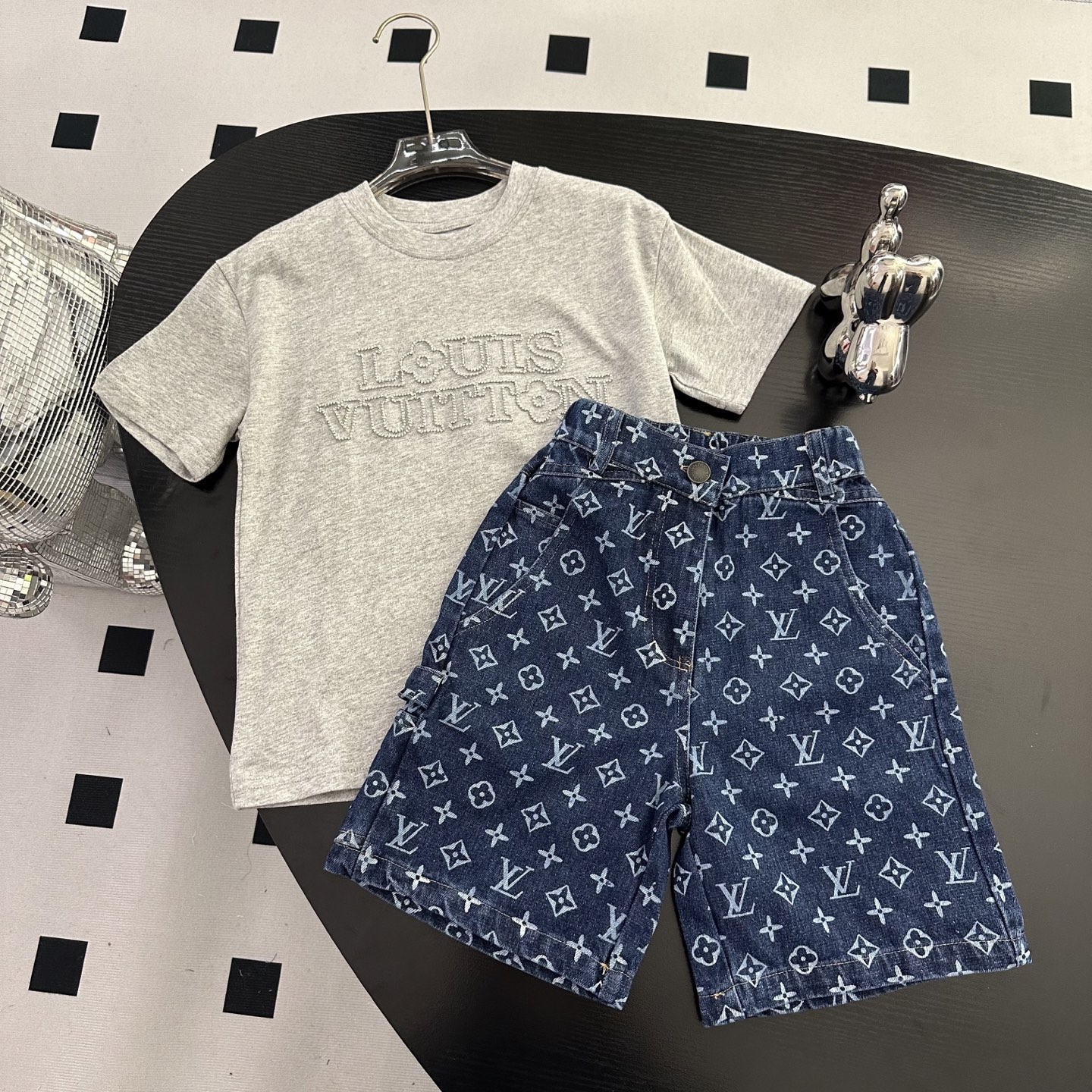 NO:769897,New arrival, size 100-150cm, one set LOUIS VUITTON 2026 early spring children's wear new short-sleeved chain embroidery T-shirt original quality 230g heavy fabric, high-quality same style for boys and girls color white gray, clothes, louis vuitton, louis vuitton, T-shirt, tees, t-shirt,19860909上新 尺码100-150cm 元一套 LOUIS VUITTON 路易威登 2026早春童装新款短袖 锁链绣花工艺T恤 原版品质 230g重磅面料 认准高品质男女童同款 颜色白色 灰色,衣服,louis vuitton,louis vuitton,T-shirt,tees，t-shirt,,Children's