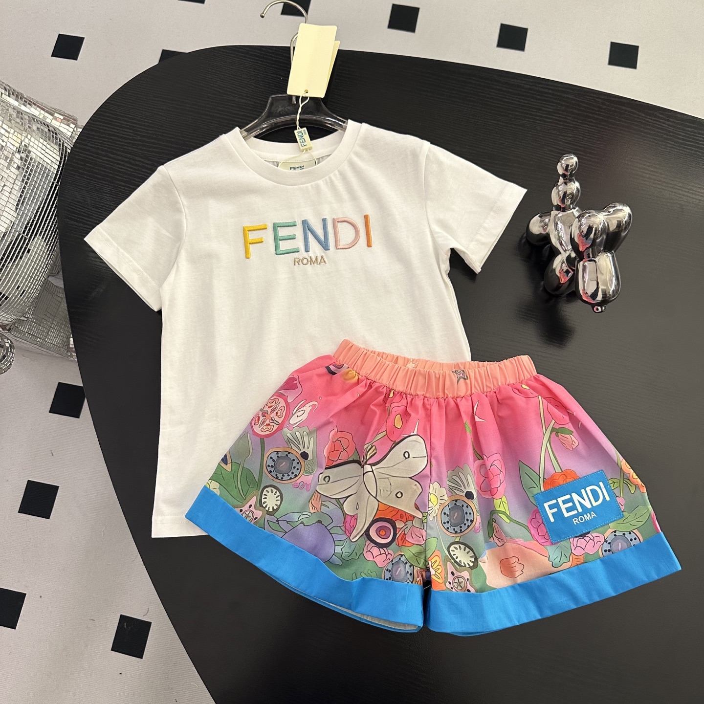 NO:769874,New in stock. Sizes 80-160cm. High quality. No less than one set. 2026 new product series. A very energetic and essential suit that is even more classic. The lapel design is easy to put on and take off and can be matched at will. The pants are thoughtfully designed elastic waist. The fabric is soft, comfortable and breathable. The logo is high-end and fashionable!  The three-piece set is so practical!  ,clothing,19860909上新现货 尺码80-160cm 高品质元一套无少 2026新品系列 非常有活力的一款必备套装更是经典.翻领设计 穿脱方便 随意搭配.裤子是贴心设计的松紧腰. 面料柔软舒适透气logo高档又时髦！三件套太实用啦！,衣服,,Children's