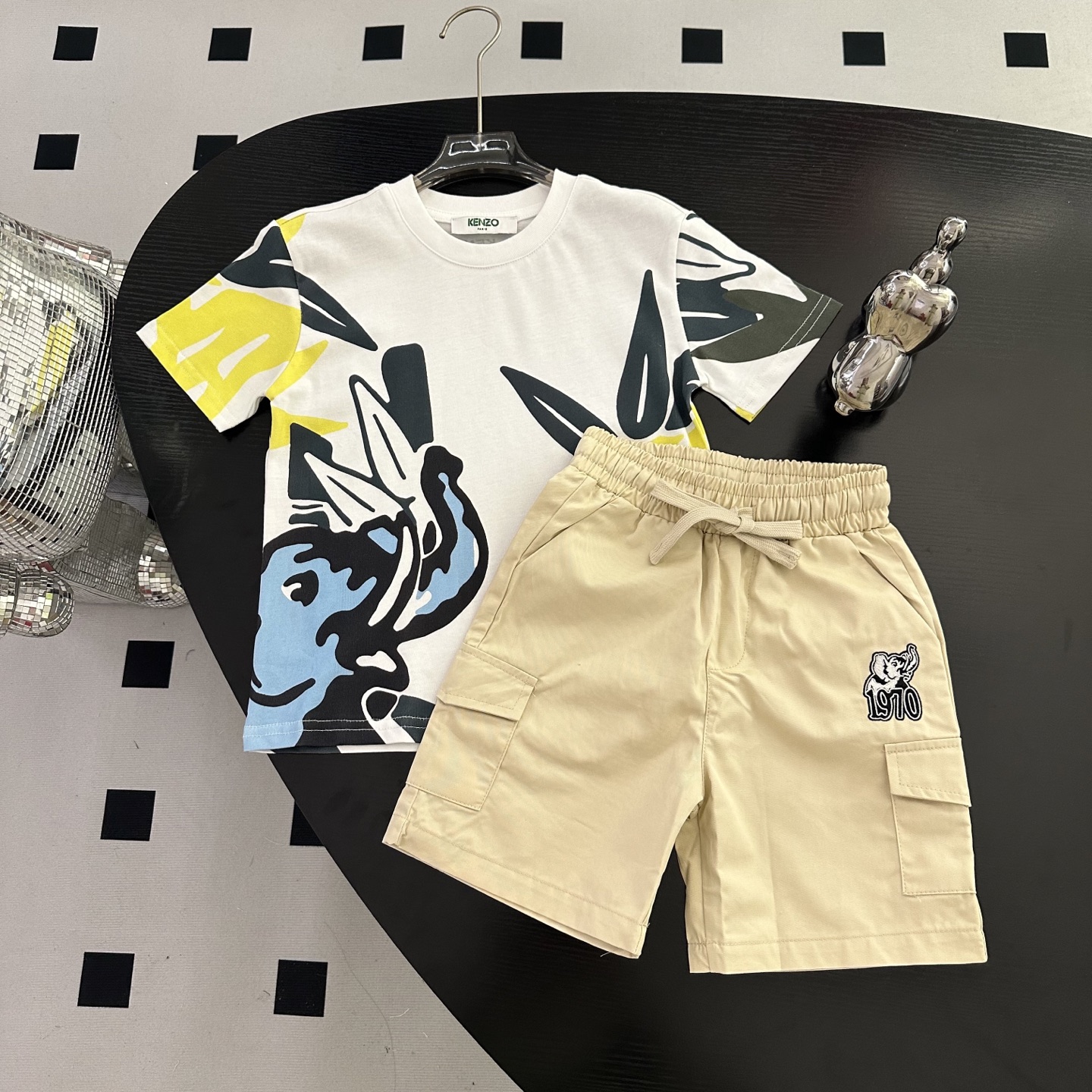 NO:770083,New in stock, sizes 90-150cm, no discount, 2026 spring and summer new suit KZ boys suit~ Pure cotton fabric, soft and comfortable upper body! The brand's classic pattern design is fashionable and casual, and the environmentally friendly print is not easy to fall off. It is a must-have for trendy men! ,clothing,19860909上新现貨 尺码90-150cm 元无折 2026春夏新款套装 KZ男童套装～ 纯棉面料,上身柔软舒适！该牌的经典图案设计,时尚又休闲,环保印花不易掉落,潮男必备款！,衣服,,Children's
