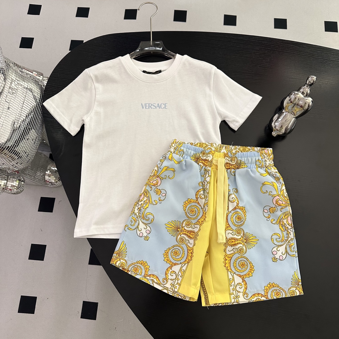 NO:770045,New in stock, sizes 90-150cm, 2026 spring and summer new suits, Vers boys suits ~ Pure cotton fabric, soft and comfortable upper body! The brand's classic pattern design is fashionable and casual, and the environmentally friendly print is not easy to fall off. It is a must-have for trendy men! ,clothes,versace,19860909上新现貨 尺码90-150cm 2026春夏新款套装 范思男童套装～ 纯棉面料,上身柔软舒适！该牌的经典图案设计,时尚又休闲,环保印花不易掉落,潮男必备款！,衣服,versace,,Children's