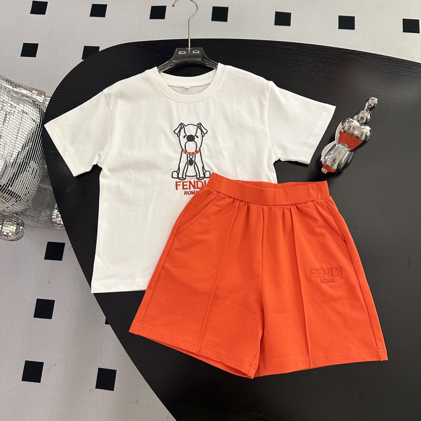 NO:770038,New arrival, size 110-160cm, one set FENDI Fendi 2026 early spring children's clothing new short-sleeved dog three-dimensional embroidery craft T-shirt original quality 230g heavy fabric, look for high-quality boys and girls in the same style, clothes, fendi, fendi, T-shirt, tees, t-shirt,19860909上新 尺码110-160cm 元一套 FENDI 芬迪 2026早春童装新款短袖 小狗立体绣花工艺T恤 原版品质 230g重磅面料 认准高品质男女童同款,衣服,fendi,fendi,T-shirt,tees，t-shirt,,Children's