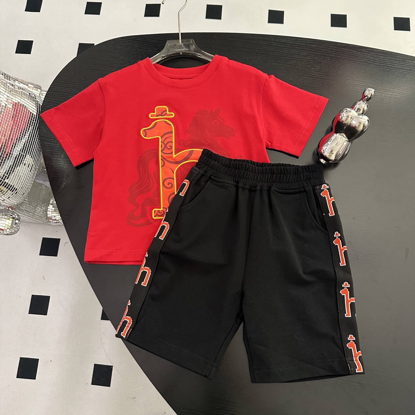 NO:770031,New 2026 new models on the market Size 110-160cm Yuan suit New boys' short-sleeved crew neck shirt, high-end customized pure cotton fabric, comfortable to wear, silky and breathable, letter embroidery, paired with shorts!  Versatile business casual style, the perfect combination of fashion, leisure and business!  A must-have item for trendy men with a cool upper body!  ,clothes,shorts,T-shirt,19860909上新 2026新款上市 尺码110-160cm 元套装 新款 男童短袖圆领衫,高端定制纯棉面料 穿着舒适、丝滑透气 、 字母刺绣,搭配短裤！百搭商务休闲款 时尚休闲与商务完美结合！潮男必备单品 上身帅爆！,衣服,shorts,T-shirt,,Children's