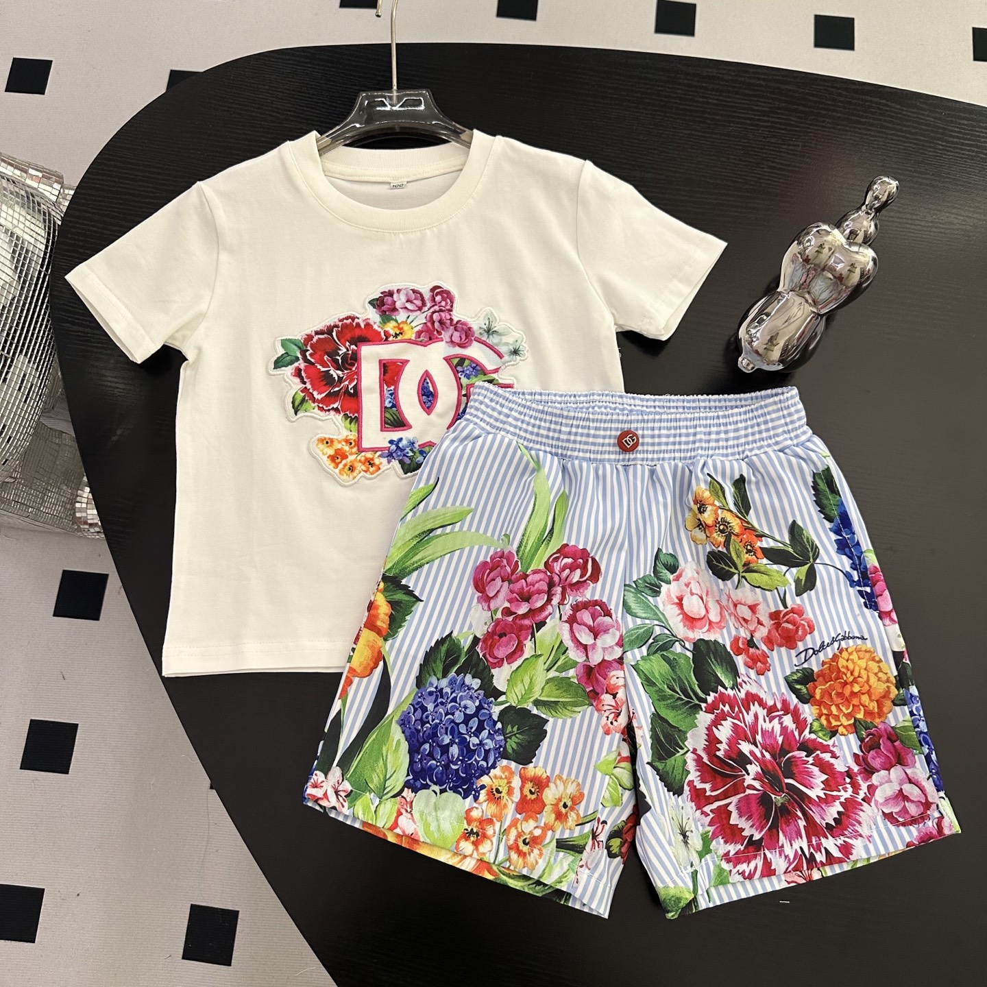 NO:770097,New arrival, long-term shipment, size 90-150cm, no discount, 2025 new style!  The high-end dg children's suit designer's favorite work. Original quality. Fashionable and unrestricted. Made of polyester fiber fabric. Strong texture. The workmanship is excellent. Classic high-definition version. The upper body is natural and casual. High-grade. It's great for gifting and keeping. Pure cotton, clothes,19860909上新 长期出货 尺码90-150cm 元无折 2025新款！高端 dg儿童套装设计师的倾心之作 原单品质 时尚不拘束 采用聚酯纤维面料 质感强 做工都是极赞经典高定版型 上身自然随性 档次高 送礼自留都非常棒纯棉,衣服,,Children's