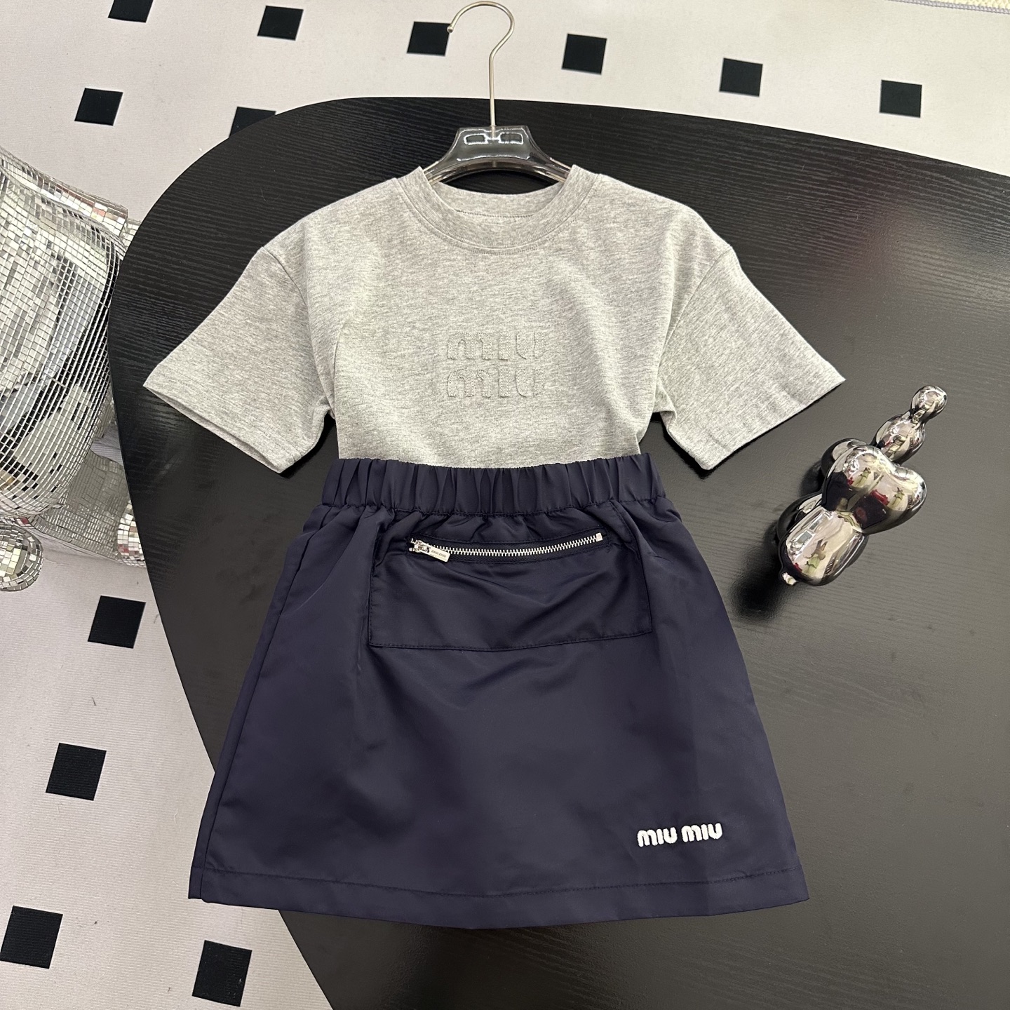 NO:770091,New size - 150cm Yuan set short-sleeved miumiu 2026 early spring children's clothing new short-sleeved skirt chain embroidery craft T-shirt original quality 230g heavy fabric look for high quality color white gray black, clothes, miumiu, skirts, T-shirt, tees, t-shirt,19860909上新 尺码-150cm 元一套 短袖 miumiu 2026早春童装新款短袖短裙 锁链绣花工艺T恤 原版品质 230g重磅面料 认准高品质 颜色白色 灰色 黑色,衣服,miumiu,skirts,T-shirt,tees，t-shirt,,Children's
