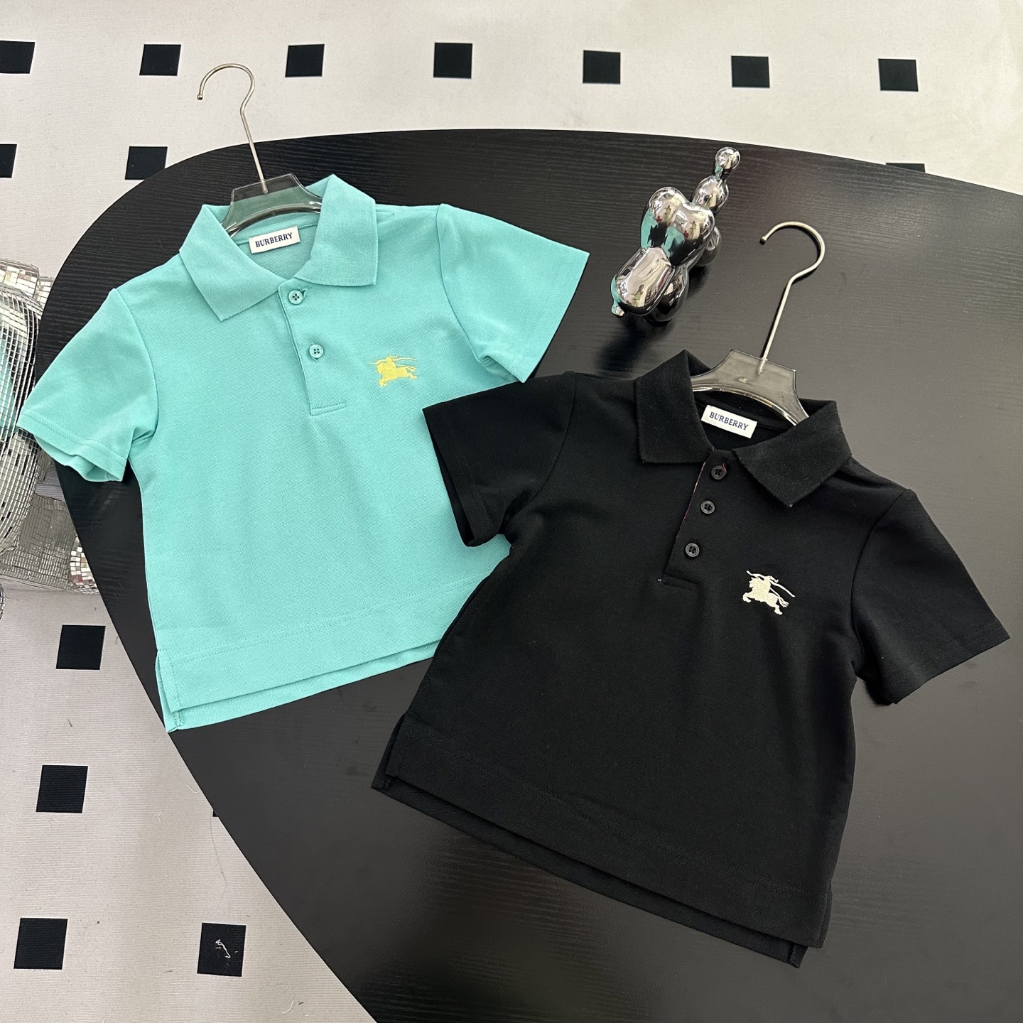NO:770085,New arrivals, sizes 100-160cm, Yuanwuzhe BBR new boys' short-sleeved lapel polo shirt, high-end customized imported mercerized pique cotton fabric, comfortable to wear, silky and breathable, embroidered war horse letters, versatile business and casual style, perfect combination of fashion, leisure and business!  A must-have item for trendy men with a cool upper body!  ,clothes,T-shirt,19860909上新 尺码100-160cm 元无折 BBR新款 男童短袖翻领Polo衫,高端定制进口丝光珠地棉面料 穿着舒适、丝滑透气 、 刺绣战马字母、百搭商务休闲款 时尚休闲与商务完美结合！潮男必备单品 上身帅爆！,衣服,T-shirt,,Children's