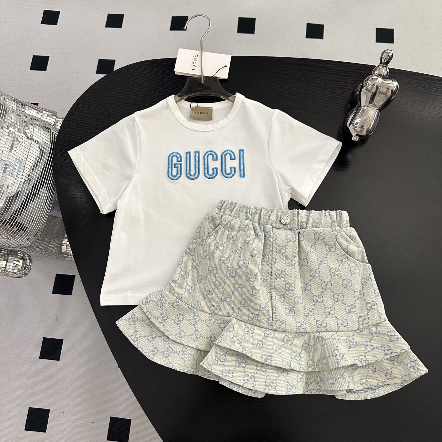 NO:770069,New arrivals, sizes 90-150cm, RMB per set, new high-end children's clothing, girls' denim skirt suit, ready for sale!  Made of pure cotton and made of exclusive fabrics, the original letter embroidery design on the sleeves is very eye-catching!  The upper body is comfortable, does not pill, does not fade, does not deform, the upper body is super comfortable, clothes, skirts,19860909上新 尺码90-150cm 元一套 新款 高端童装 女童牛仔半裙套装 现货供应！纯棉材质 独家面料制作 衣袖原版字母刺绣设计非常的抢眼！上身舒适 不起球 不褪色 不变形 上身超舒适,衣服,skirts,,Children's