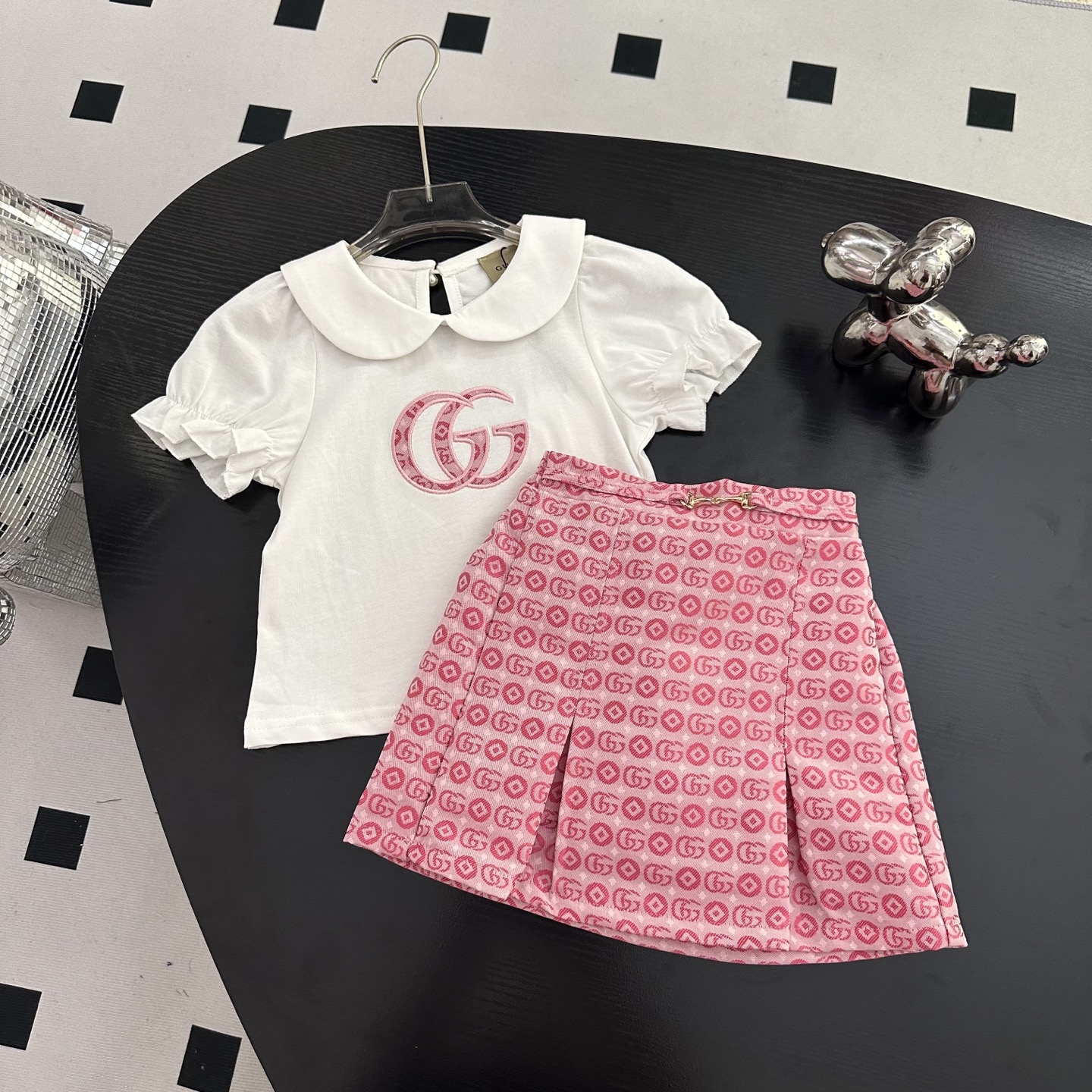 NO:850133,New in stock. Sizes 90-150cm. Gucci's new short-sleeved denim skirt. The feel and workmanship are perfect. Pure cotton fabric. Breathable, comfortable and slightly elastic. The shape is crisp. The ol short-sleeved design meets the needs of simple style. At the same time, it is practical and practical, and simple is not simple!  The wiring is exquisite, not much to say, it is recommended to buy clothes, gucci, skirts, T-shirts,19860909上新 现货 尺码90-150cm Gucci 新款短袖牛仔半裙 手感和做工堪称完美纯棉面料 透气舒适微弹 版型挺括 ol短袖设计在满足简约的风格上的需求同时,实穿性强,简约不简单！走线精致,话不多说,推荐入手,衣服,gucci,skirts,T-shirt,,Children's