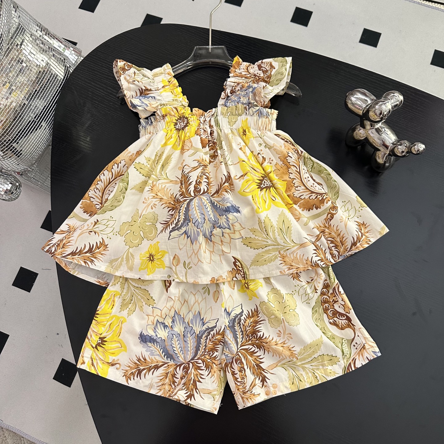 NO:850191,New model, size 90-150cm, new DG girls suit, flower design, classic, this series is released almost every year!  Made of linen cotton fabric, no pilling or deformation!  Simple and elegant!  The upper body is absolutely elegant!  Beautiful and practical!  Pure cotton lining, clothes,19860909上新新款 尺码90-150cm 新款 DG女童套装,花朵设计 经典之作,几乎每年都有出这个系列！采用亚麻棉面料,不起球不变形！简单大方！上身绝对的气质高雅！好看又实用！内里纯棉,衣服,,Children's