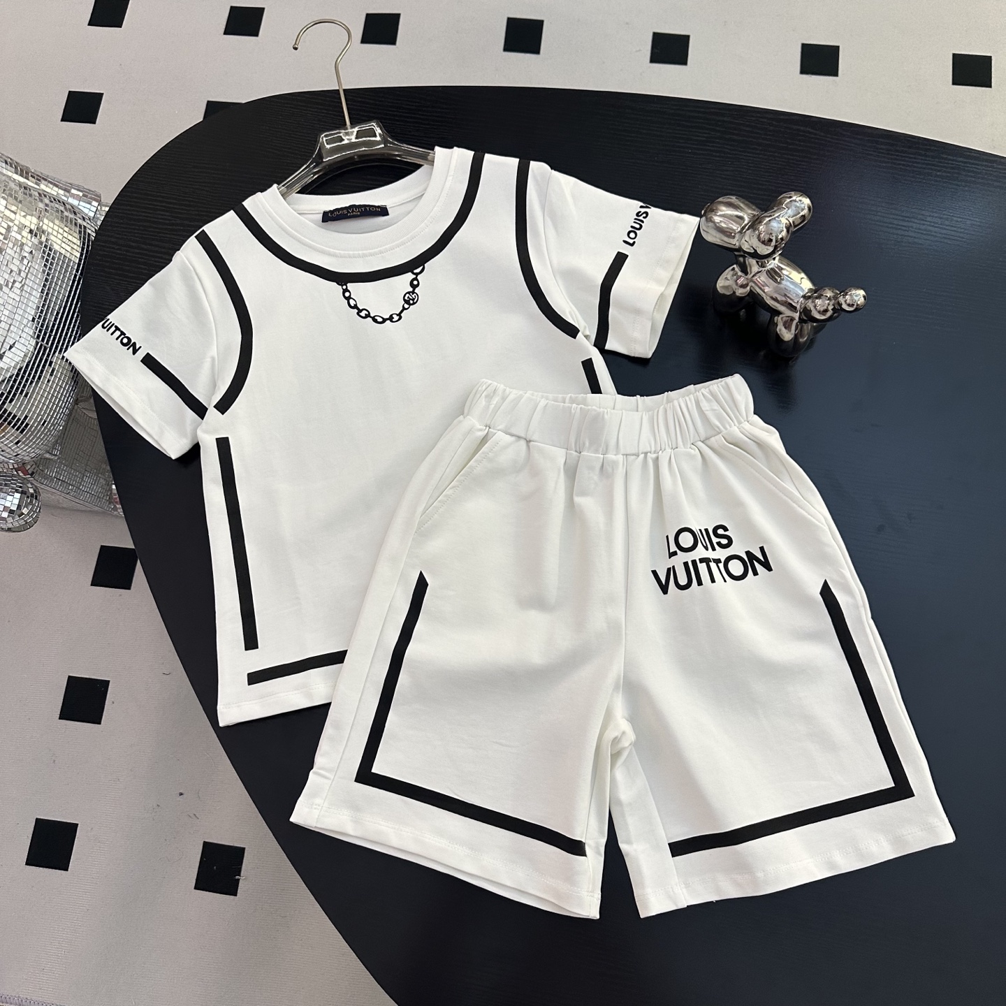NO:850215,New size - 150cm LV new suit, boy suit~ Pure cotton fabric, soft and comfortable upper body!  The brand's classic pattern design is fashionable and casual, a must-have for trendy men!  ,clothes,louis vuitton,19860909上新 尺码-150cm LV新款套装 男童套装～ 纯棉面料,上身柔软舒适！该牌的经典图案设计,时尚又休闲,潮男必备款！,衣服,louis vuitton,,Children's