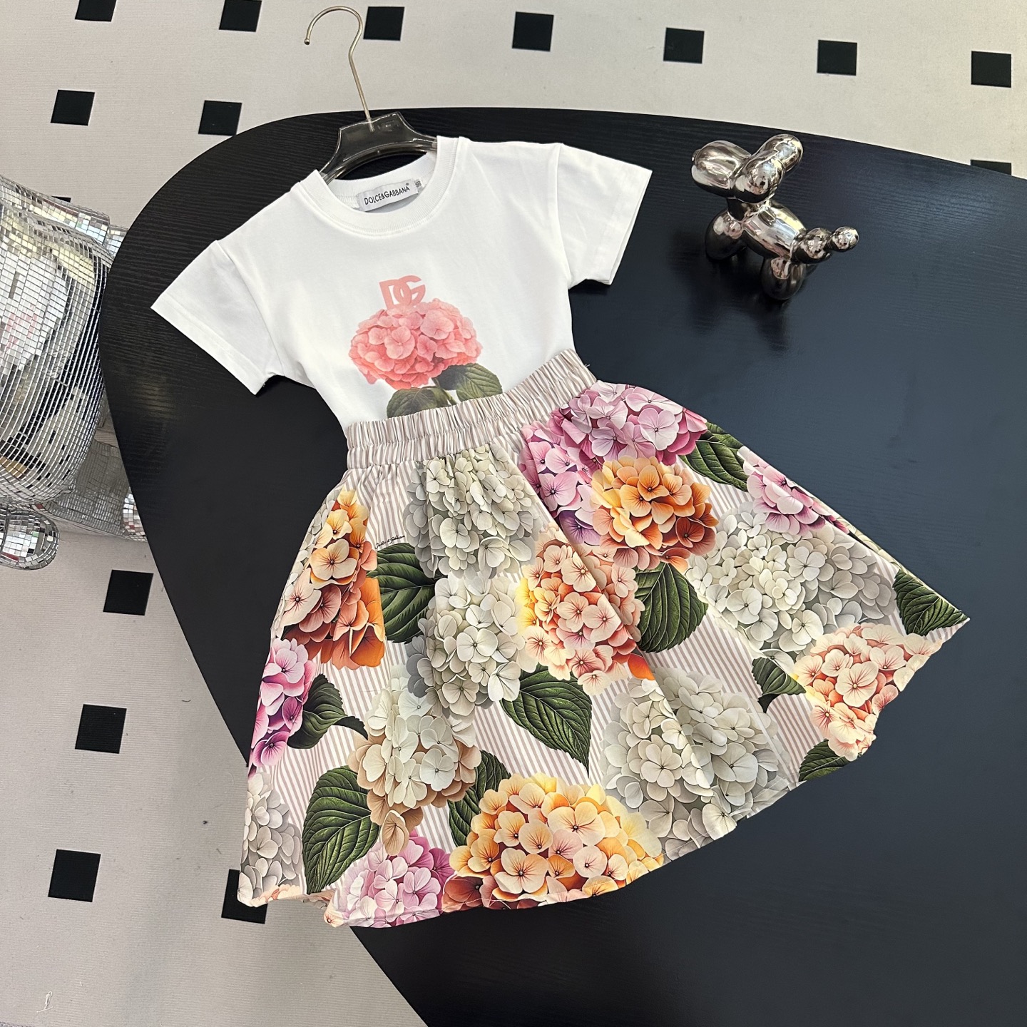 NO:850143,New model, size 90-150cm, new DG girls skirt, floral design, classic, this series is released almost every year!  Made of linen cotton fabric, no pilling or deformation!  Simple and elegant!  The upper body is absolutely elegant!  ,clothes,skirts,19860909上新新款 尺码90-150cm 新款 DG女童套裙 花朵设计 经典之作,几乎每年都有出这个系列！采用亚麻棉面料,不起球不变形！简单大方！上身绝对的气质高雅！,衣服,skirts,,Children's