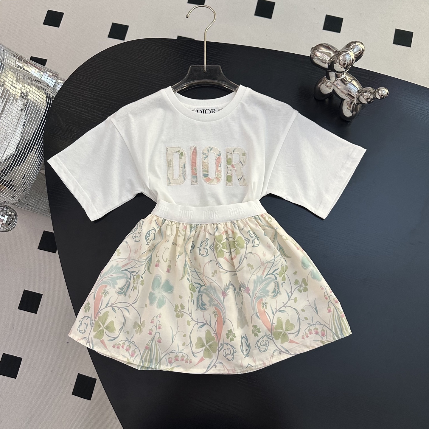 NO:850152,Newly released and shipped with all three standards, sizes 80-160cm, DIOR2026 early children's wear new short-sleeved style, with half a group of flowers, very high-end, very respectable for giving as a gift and keeping for yourself!  Letter embroidery craft T-shirt, original quality, 230g heavy fabric, look for high quality, clothes, dior, T-shirt, tees, t-shirt,19860909上新出货三标齐全 尺码80-160cm DIOR2026早童装新款短袖 搭配花朵半群 非常高端 送礼自留都很有面子！字母刺绣工艺T恤 原版品质 230g重磅面料 认准高品质,衣服,dior,T-shirt,tees，t-shirt,,Children's