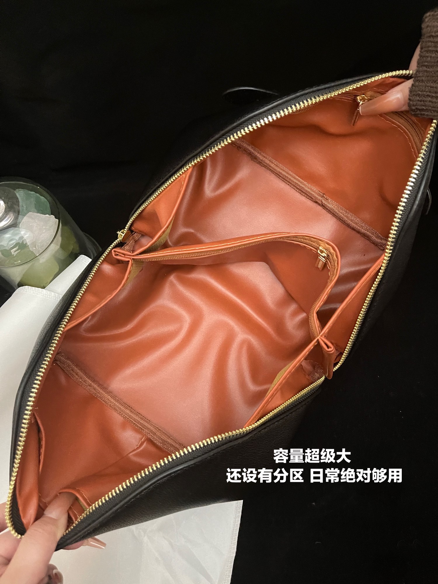 Cosmetics and skincare products can fit in a packInside, the partition d - BeautyMakeUp 6