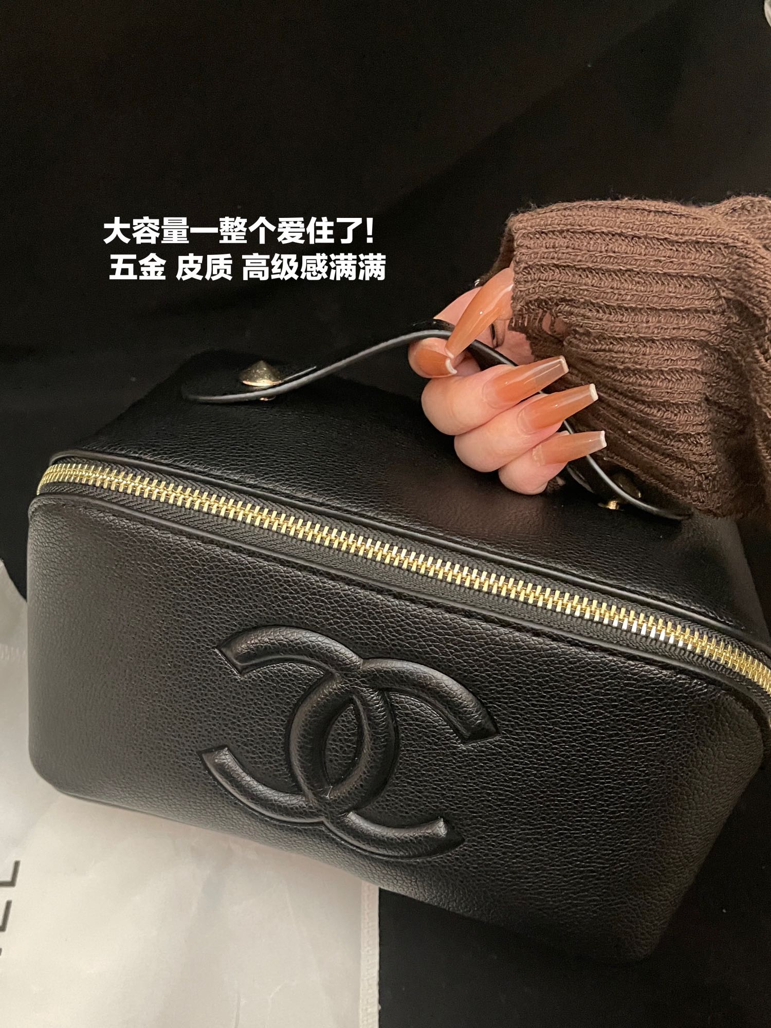 Cosmetics and skincare products can fit in a packInside, the partition d - BeautyMakeUp 9